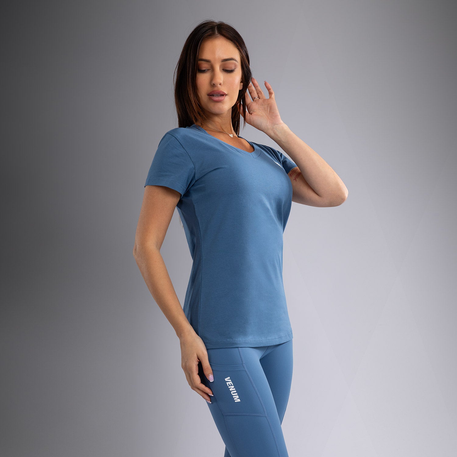 venum-essential-damen-t-shirt-v-ausschnitt-stormblau image 4