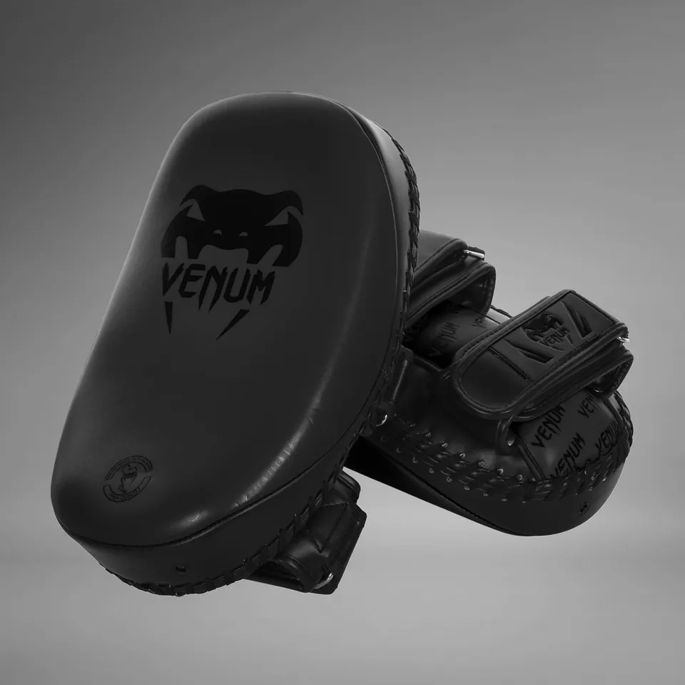 venum-light-kick-pads-paar-schwarz-schwarz image 1