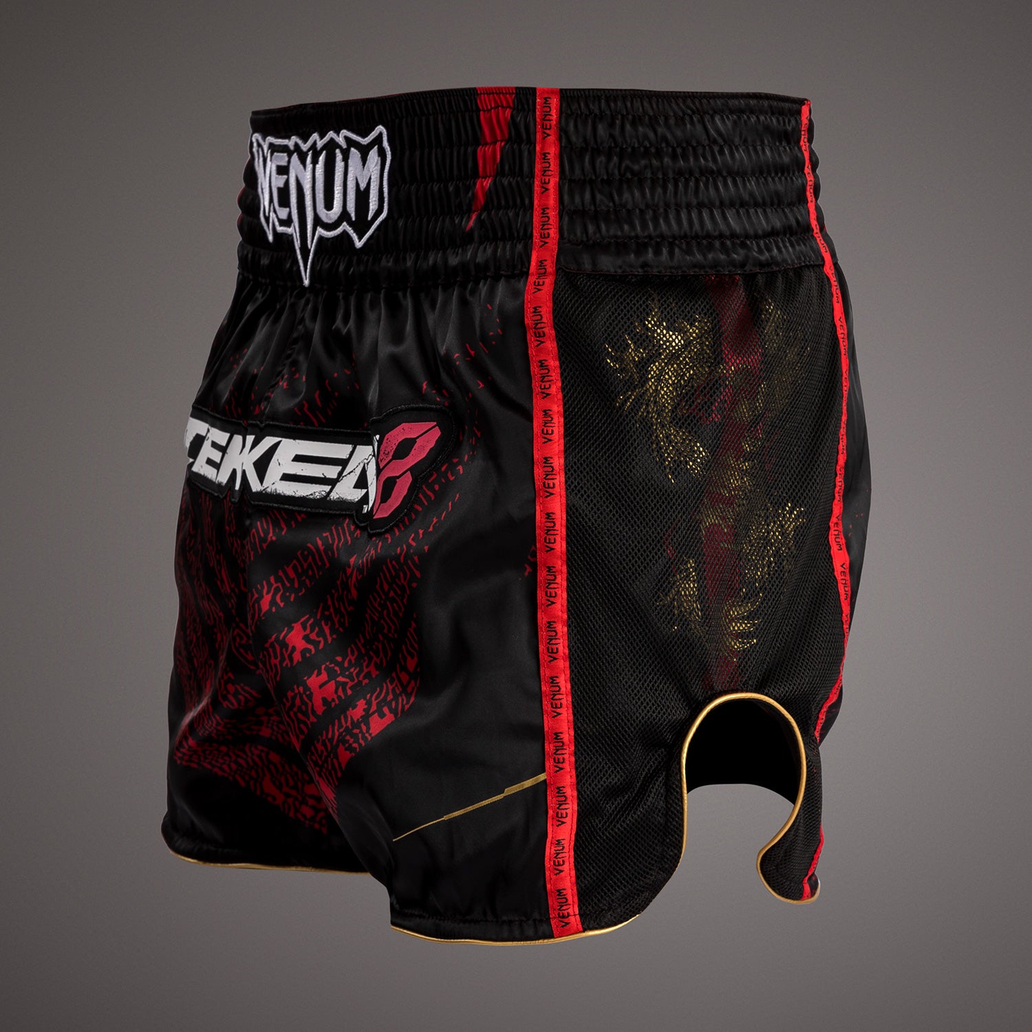venum-x-tekken-8-marshall-law-muay-thai-shorts-schwarz-rot-gold image 2