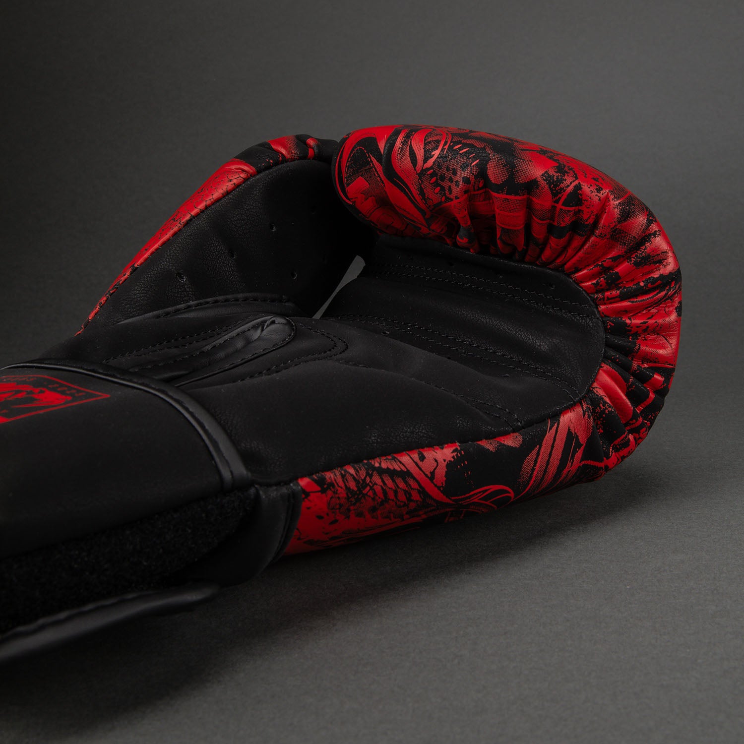 venum-20th-anniversary-boxhandschuhe-schwarz-rot-mit-klettverschluss image 4