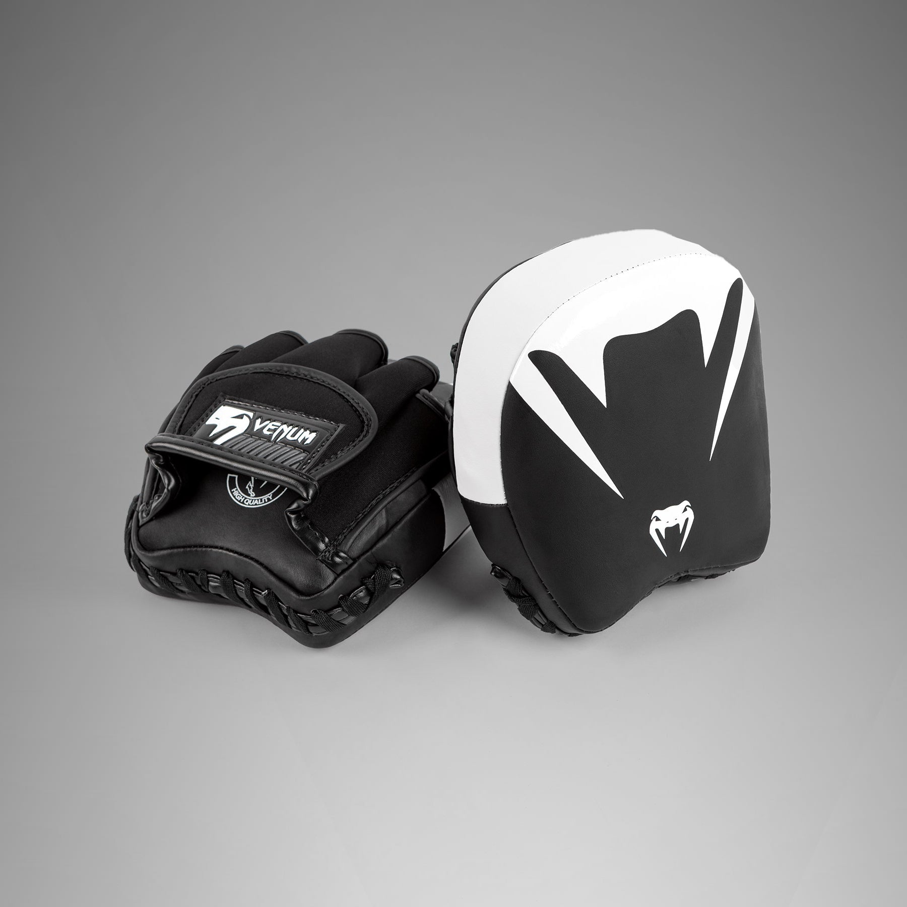 venum-elite-thick-coaching-handschuhe-leder-mini-pratzen-schwarz-wei-paar image 4