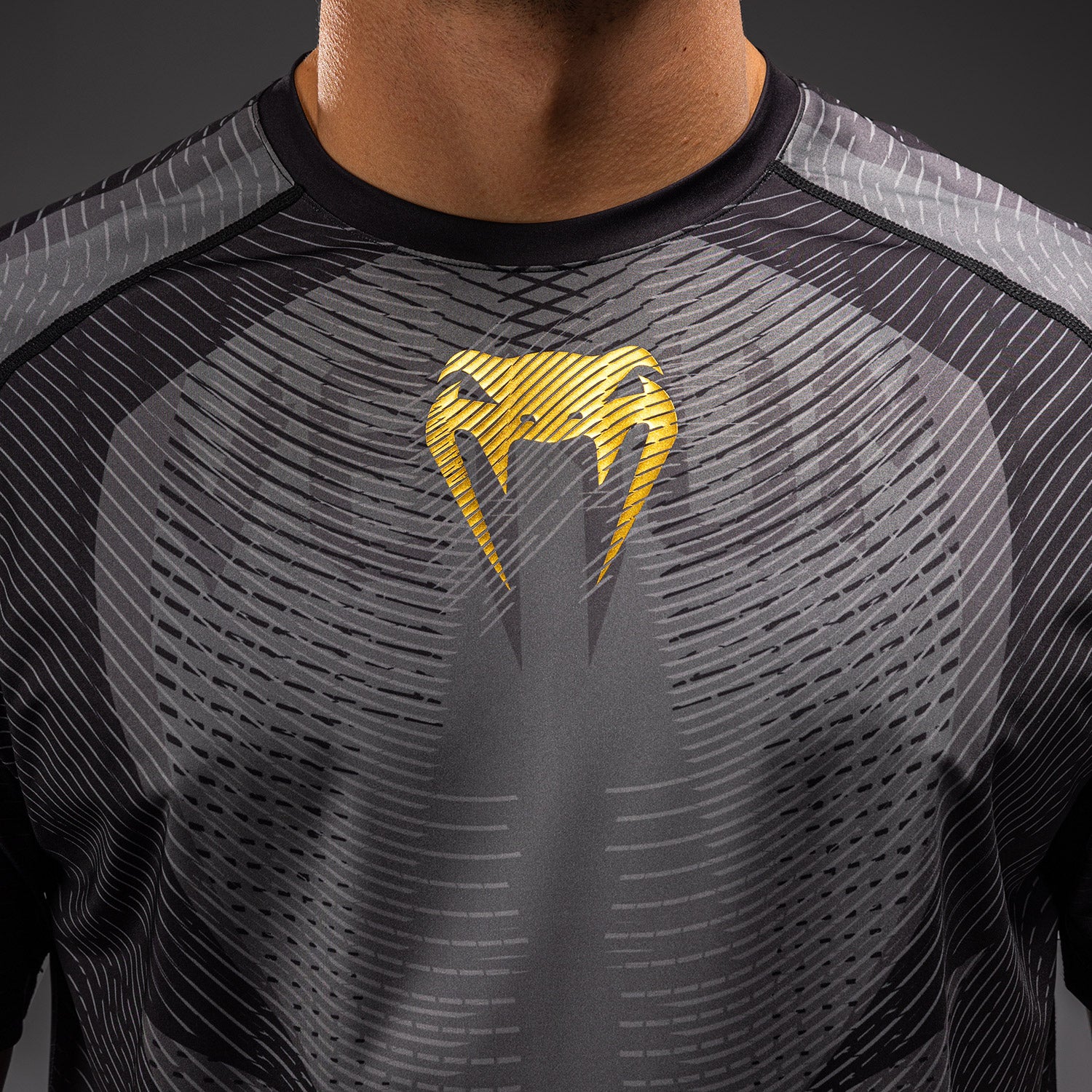 venum-galactic-3-0-dry-tech-t-shirt-herren-schwarz-gold image 6
