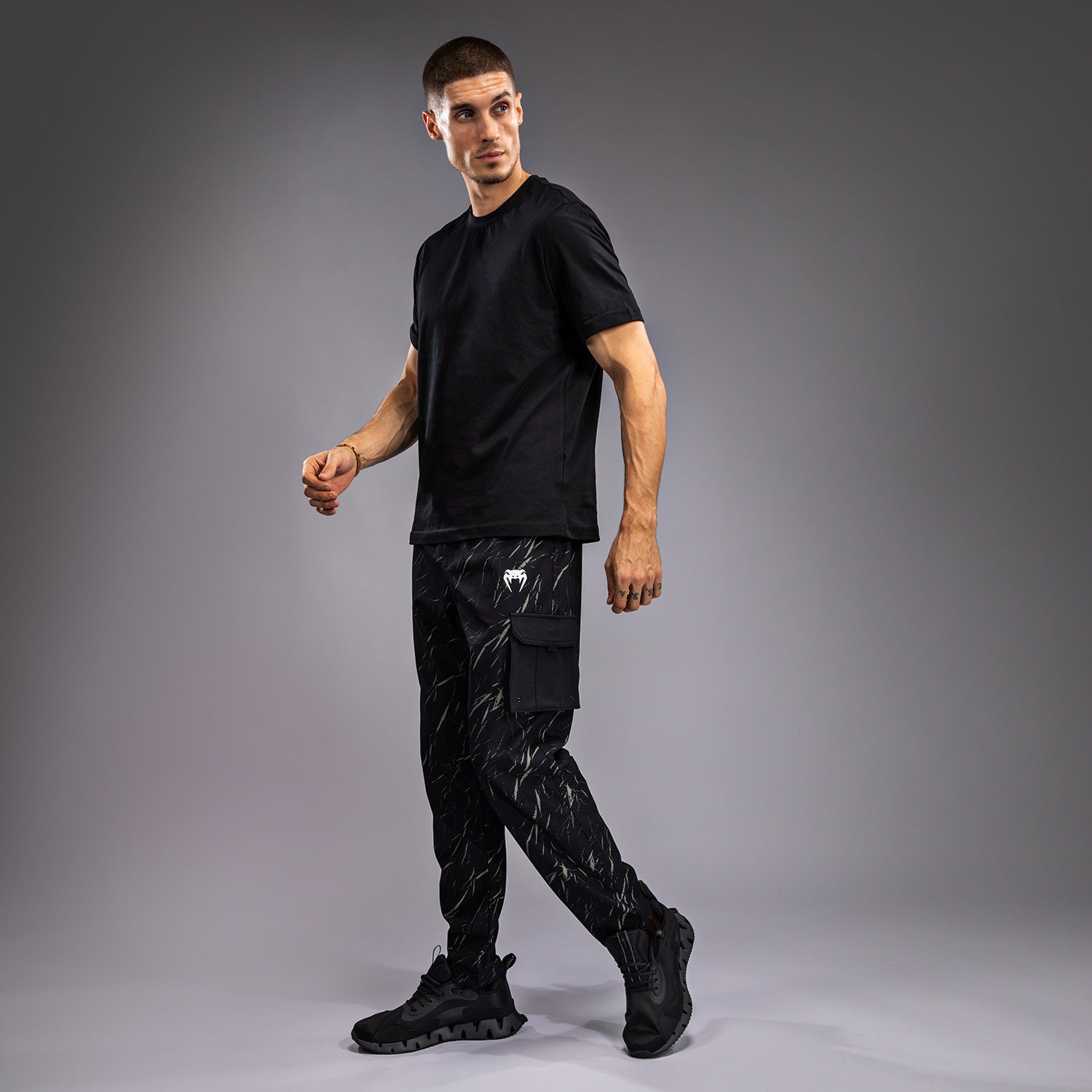 venum-trooper-herren-trainingshose-schwarz-sandstein image 4