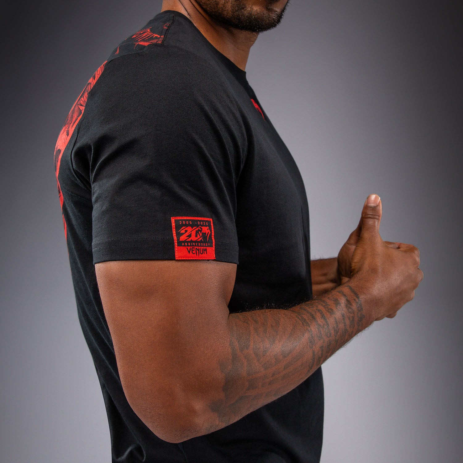 venum-20th-anniversary-t-shirt-schwarz-rot-regular-fit-baumwolle-herren image 7
