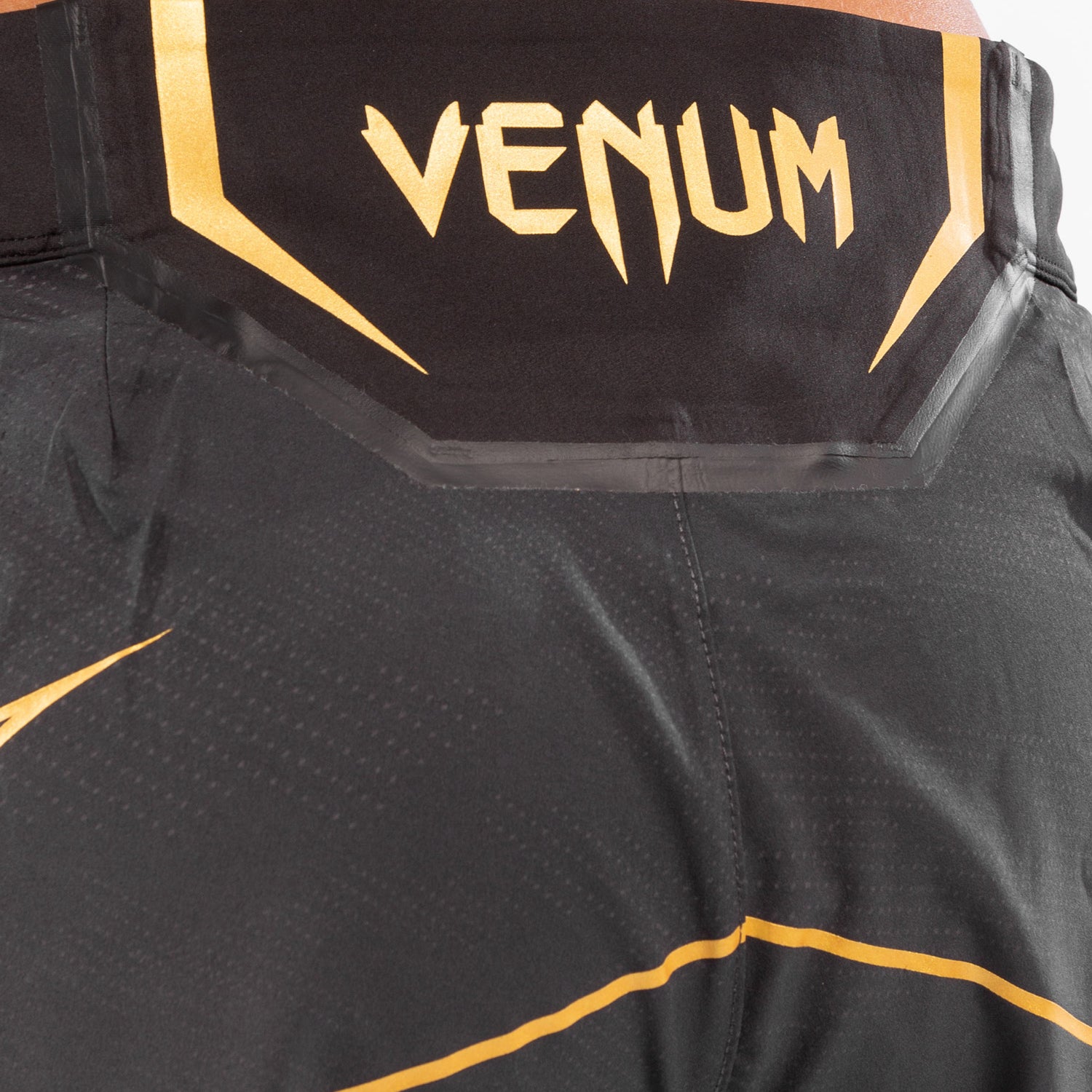 ufc-venum-authentic-fight-night-damen-shorts-short-fit-champion-schwarz-gold image 5