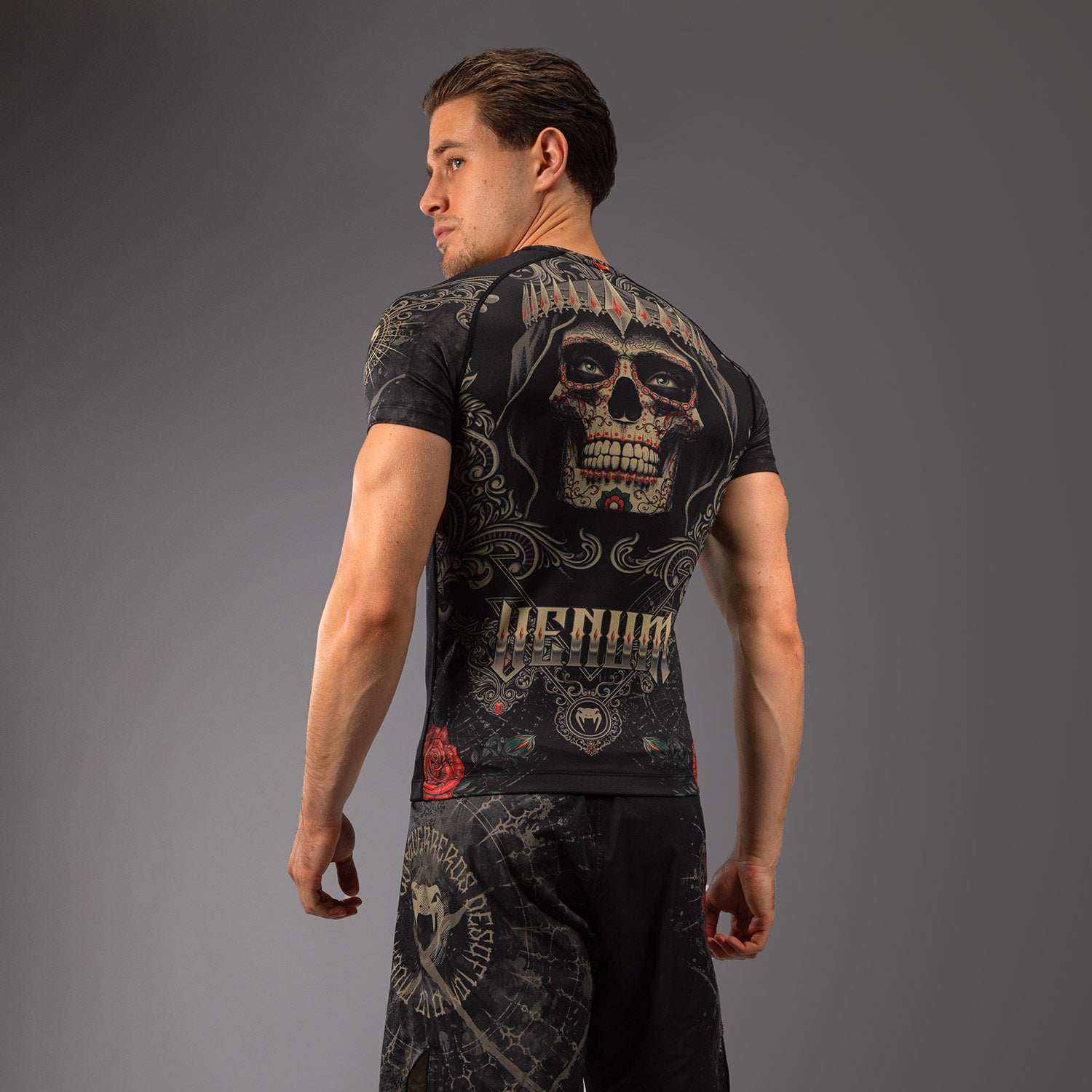 venum-santa-muerte-5-0-rashguard-herren-kurzarm-tiefes-schwarz-gold image 3
