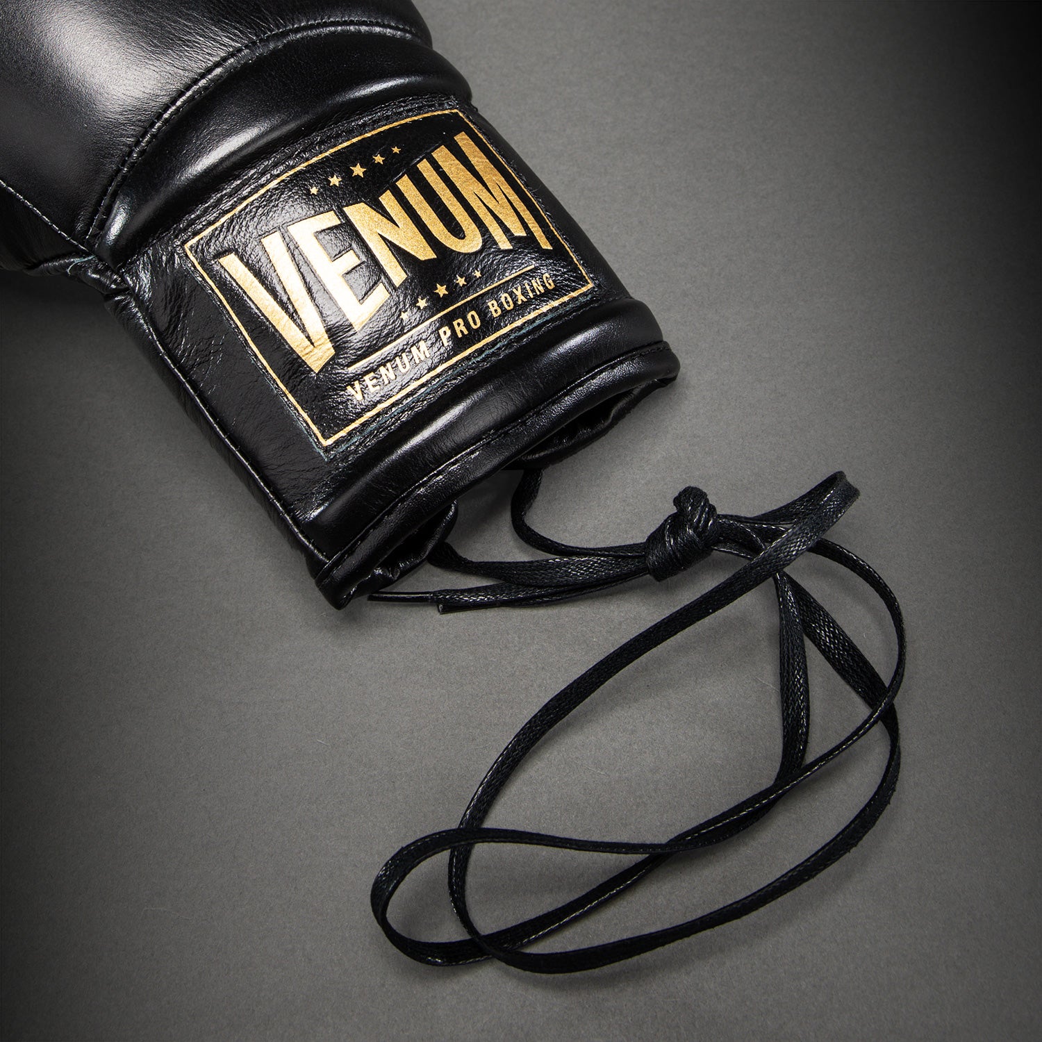 venum-giant-2-0-mike-tyson-pro-boxhandschuhe-schn-rsenkel-schwarz-gold-inkl-tasc image 5