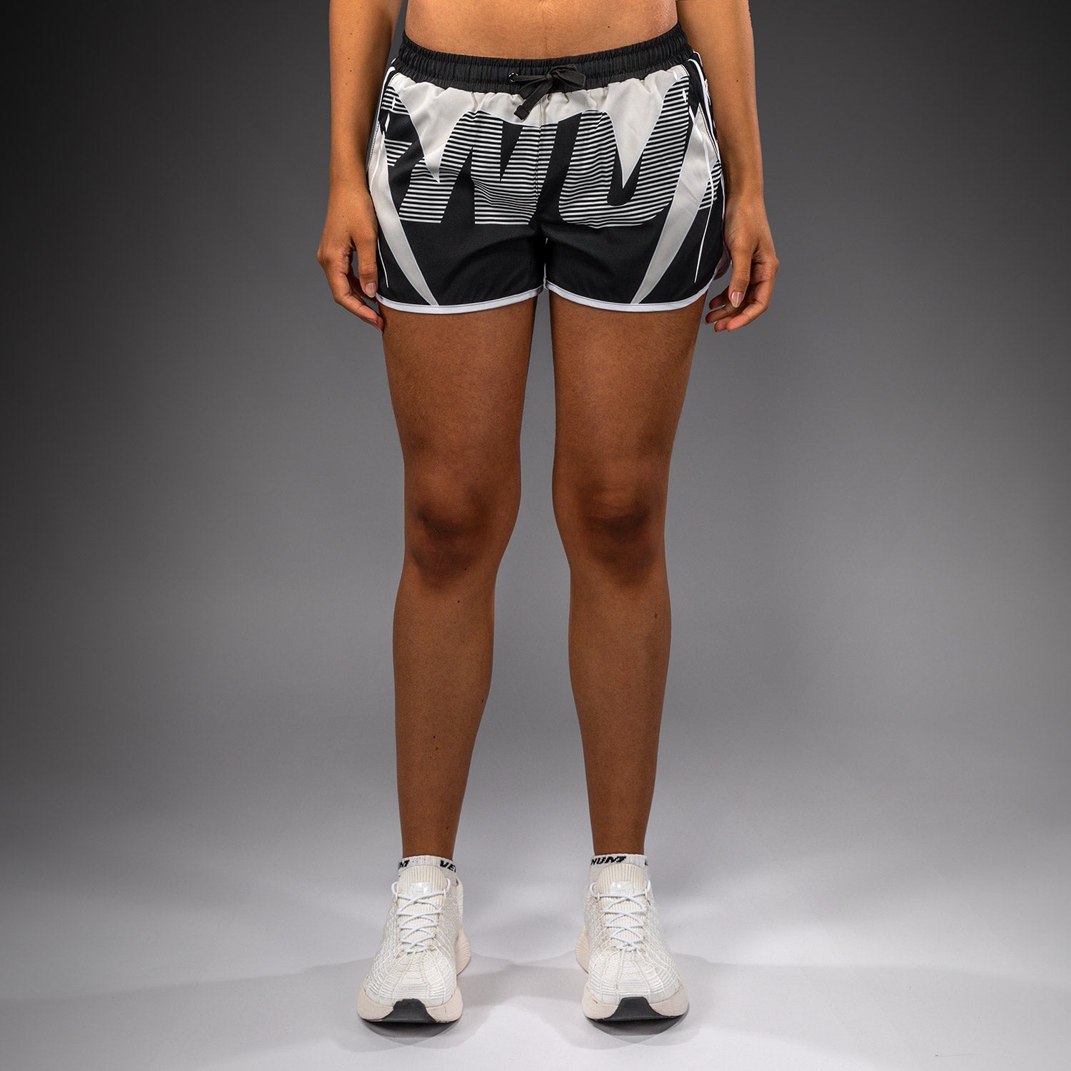 venum-adrenaline-damen-trainingsshorts-schwarz-elfenbein image 1