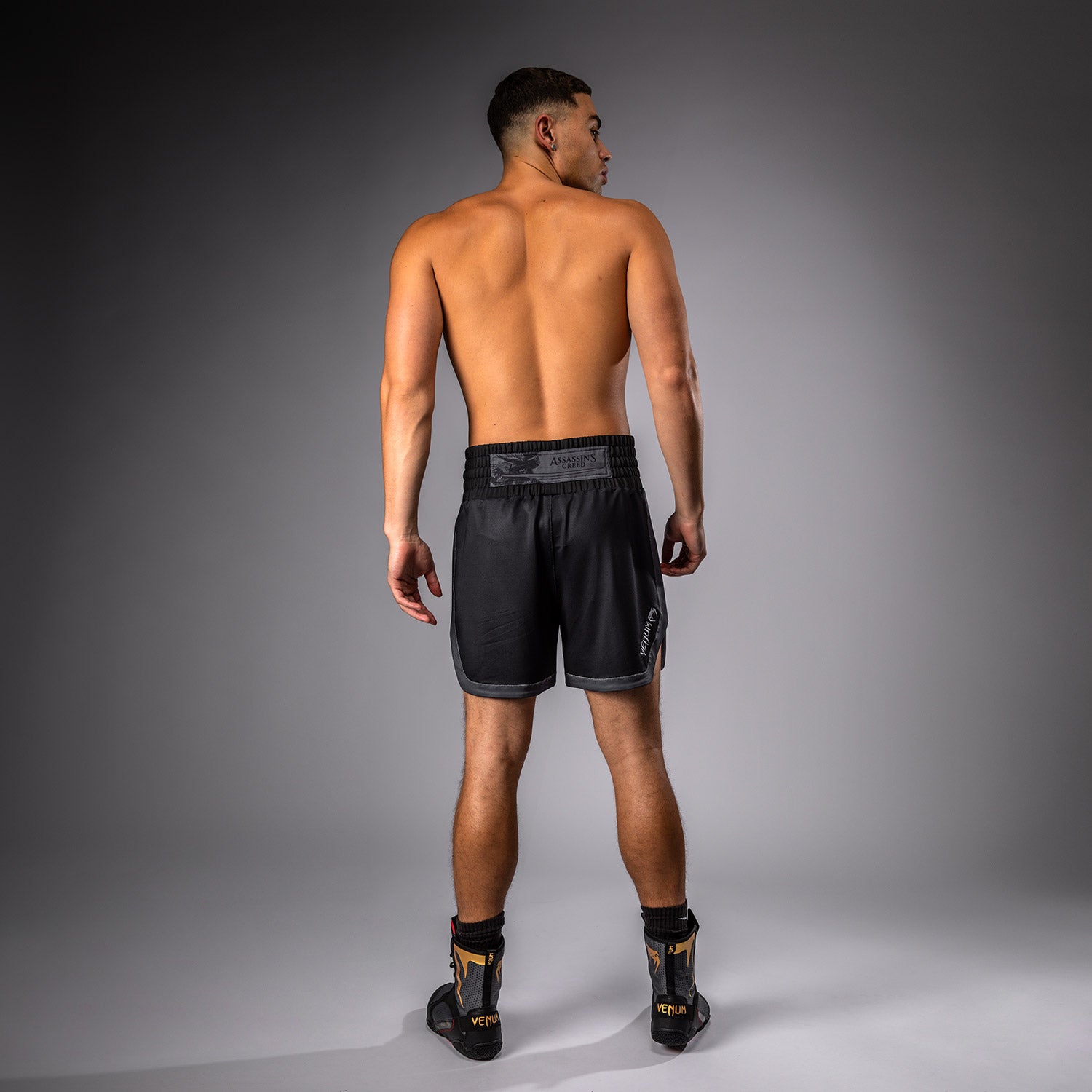 venum-x-assassin-s-creed-shadows-herren-boxing-shorts-schwarz image 5