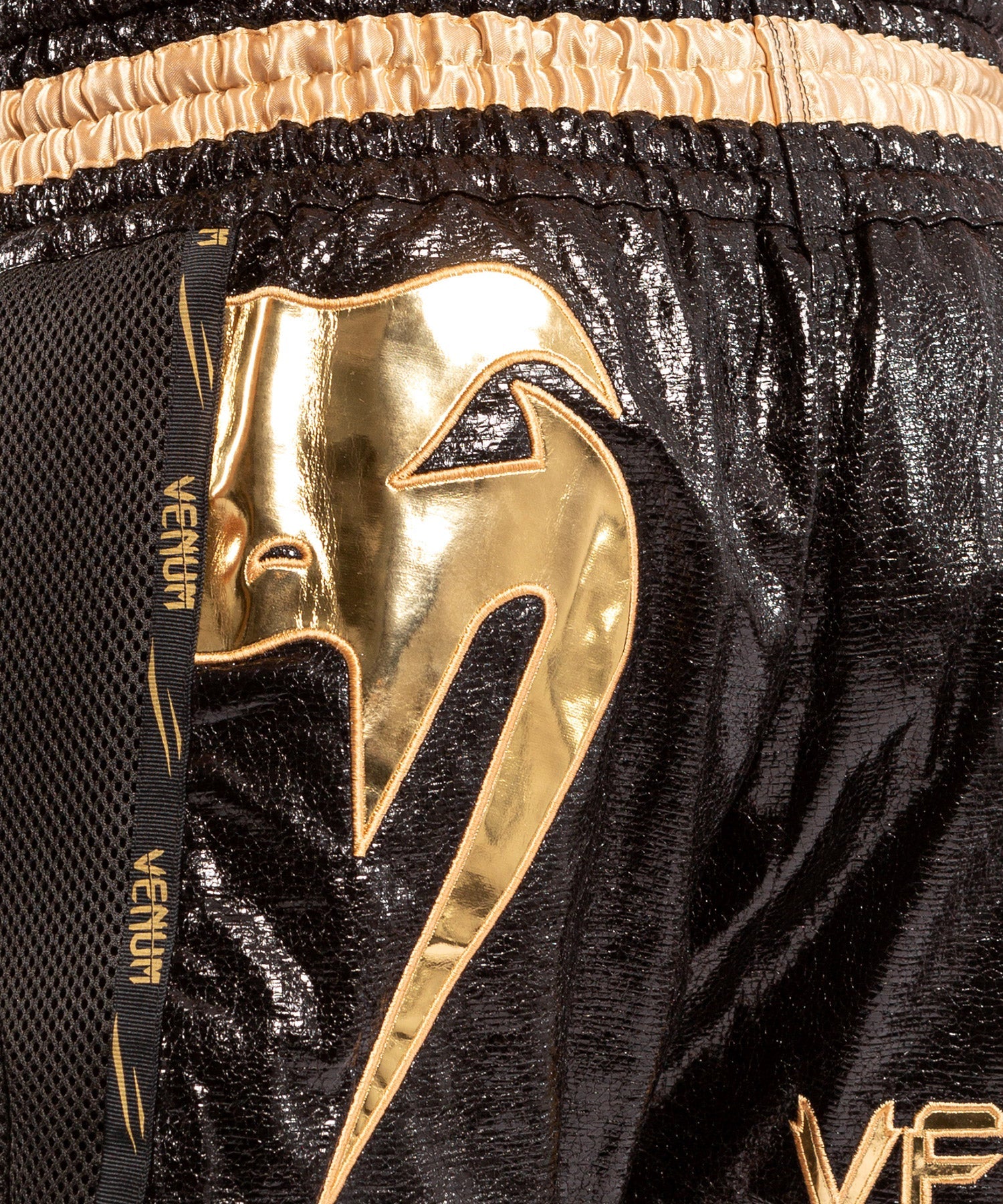 venum-giant-foil-muay-thai-shorts-schwarz-gold image 4