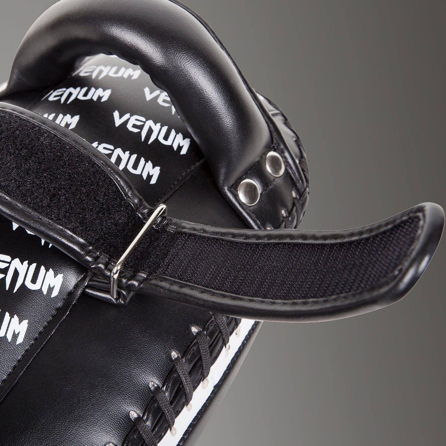 venum-light-kick-pads-skintex-leder-schwarz-ice-paar image 8