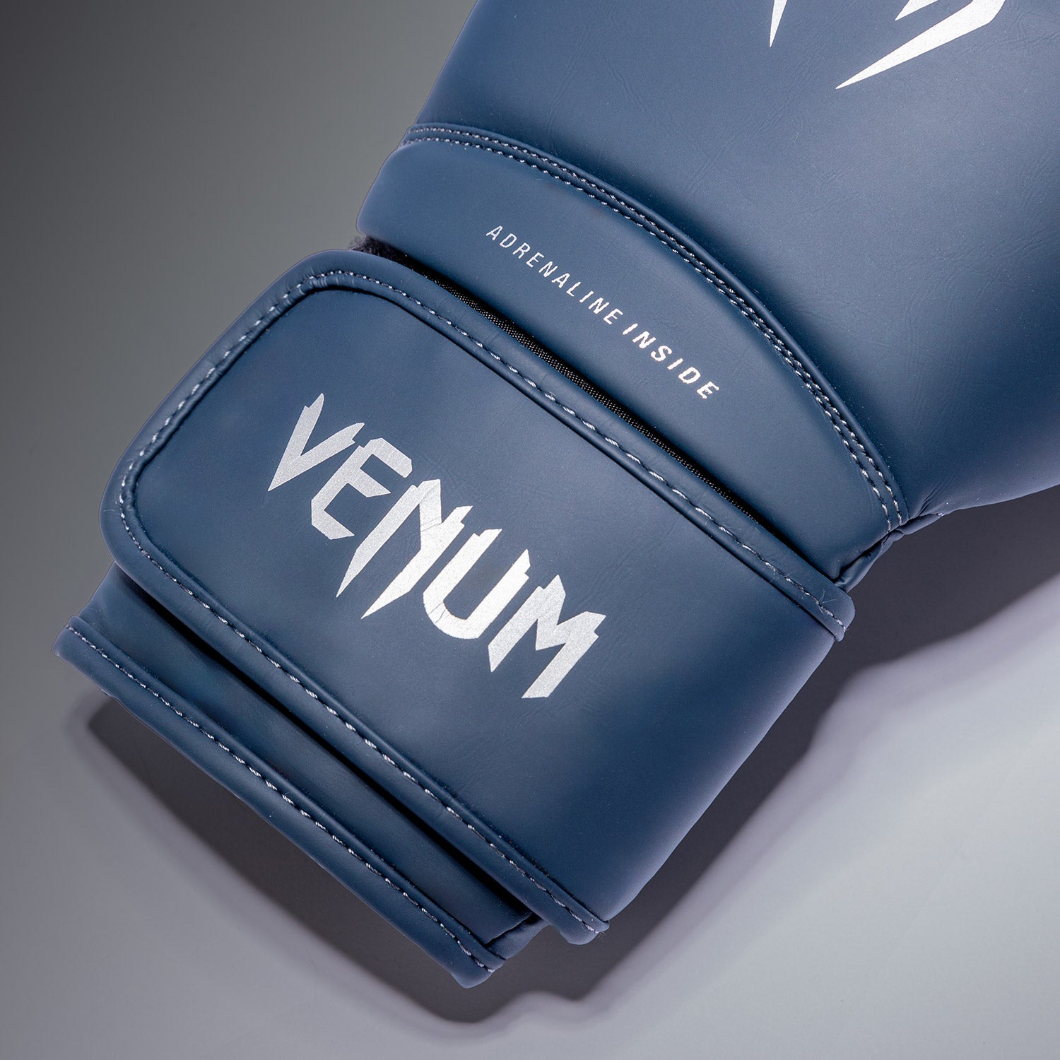 venum-contender-1-5-boxhandschuhe-mitternachtsblau-silber image 4
