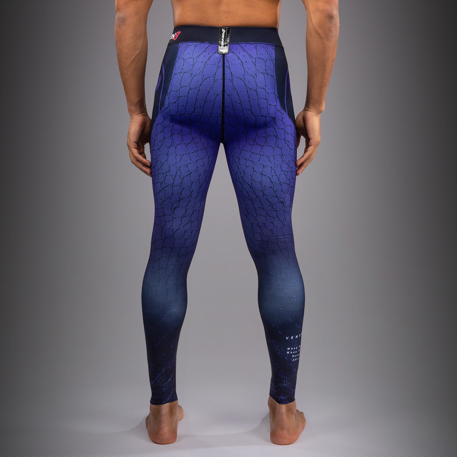 venum-x-tekken-8-spats-kazuya-kompressionshose-schwarz-dunkelblau image 3