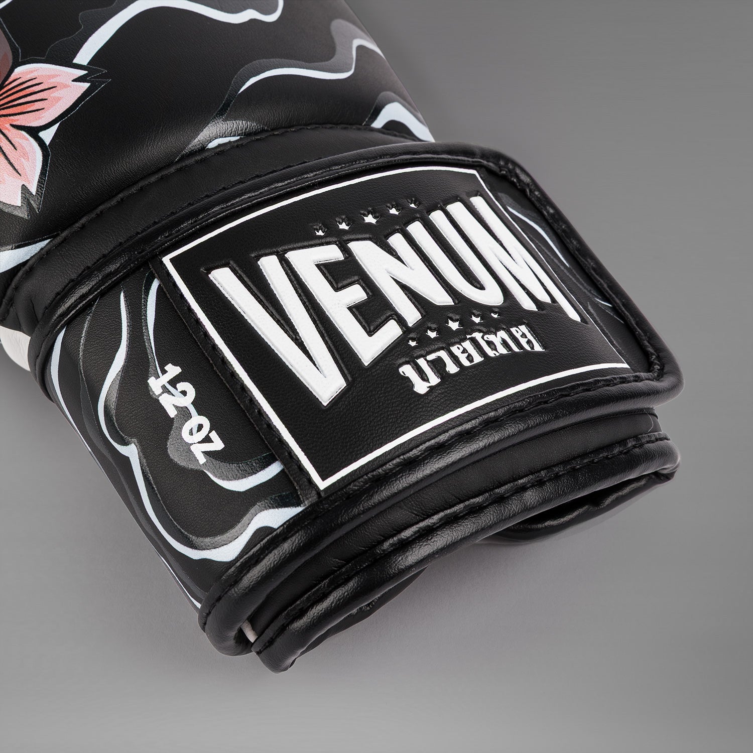 venum-x-tawanchay-boxhandschuhe-schwarz-wei image 3