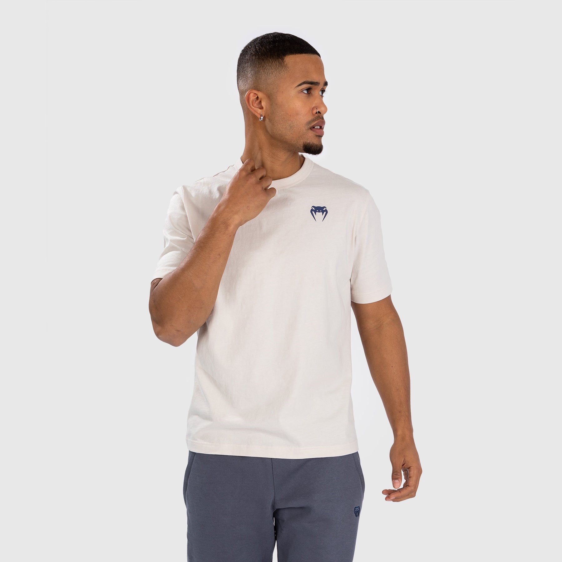 venum-strikeland-t-shirt-greige-herren-lifestyle-rundhals image 3