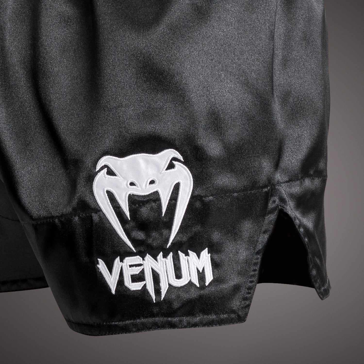 venum-classic-muay-thai-shorts-wei-schwarz-wei image 5