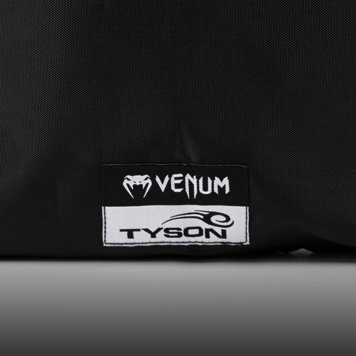 venum-x-mike-tyson-replica-boxhandschuhe-tiefschwarz-optisch-wei image 6