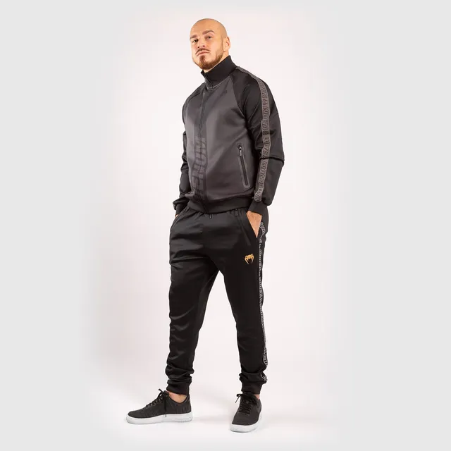 venum-club-212-jogger-schwarz-gold-herren-lifestyle-jogginghose-schmale-passform image 1