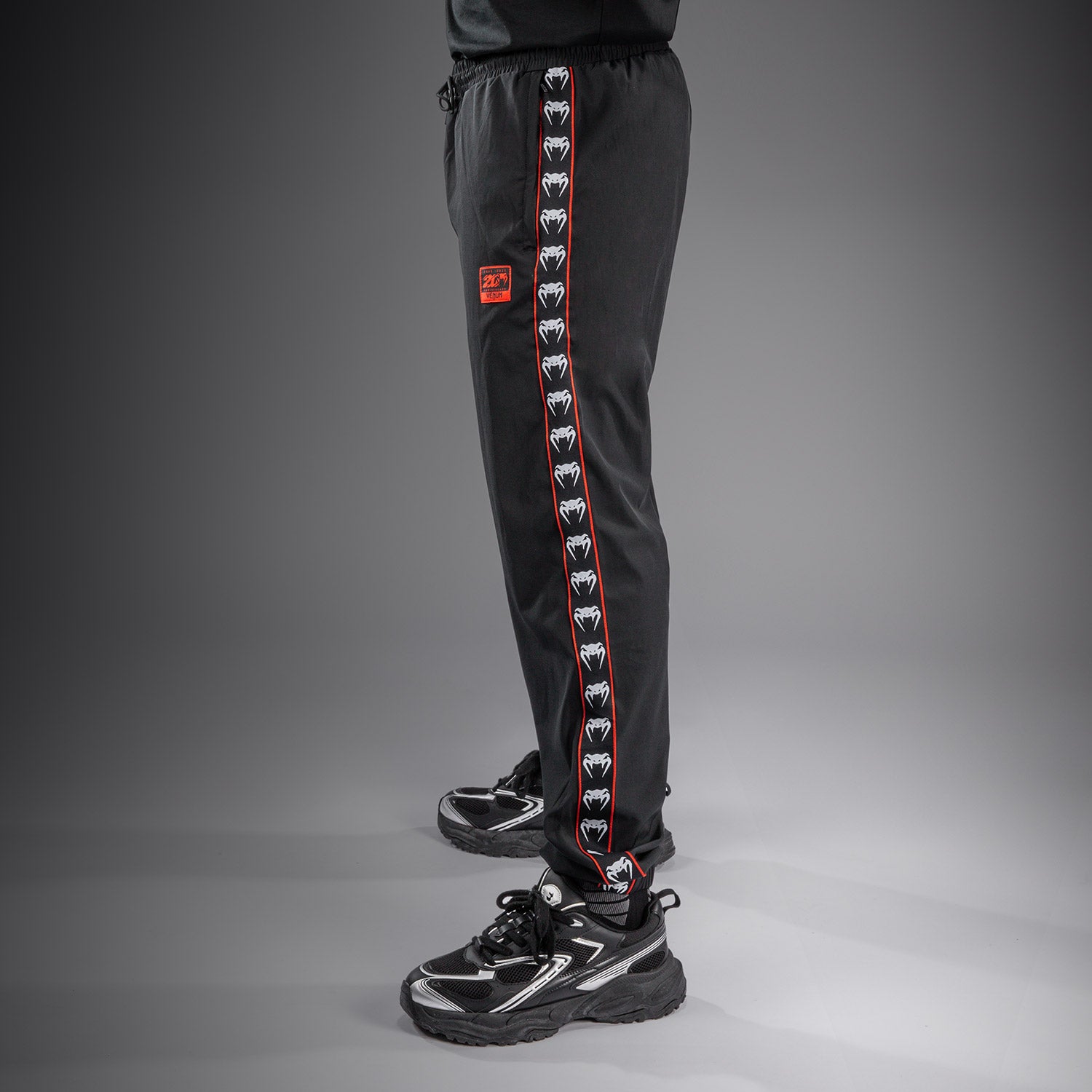 venum-20th-anniversary-jogginghose-schwarz-rot image 4