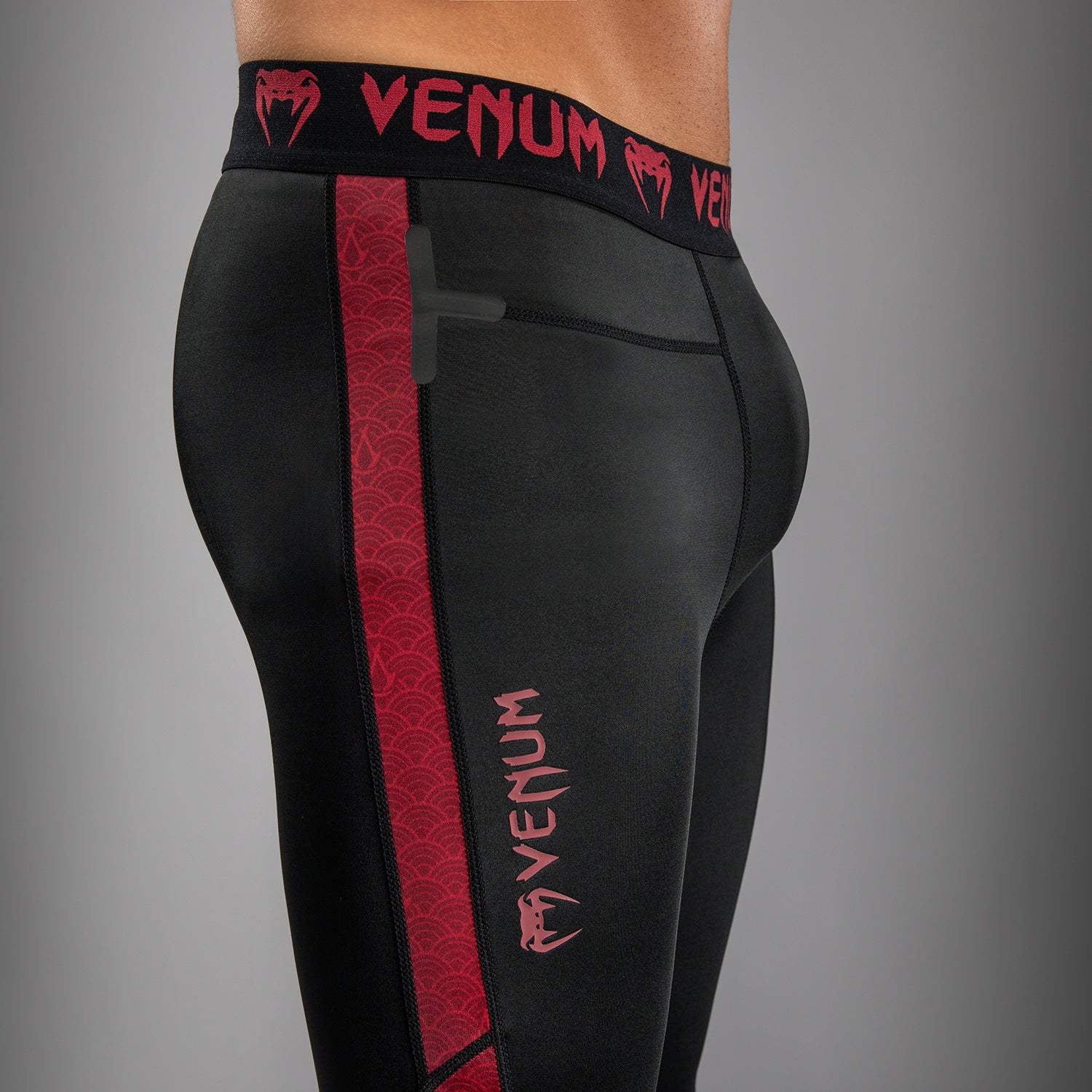 venum-x-assassin-s-creed-shadows-herren-spats-burgunder-schwarz image 6