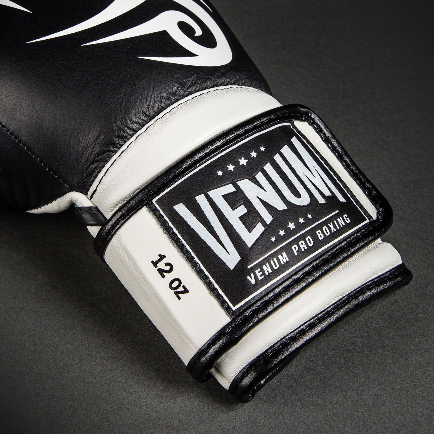 venum-giant-2-0-mike-tyson-pro-boxhandschuhe-tiefschwarz-optisch-wei image 4