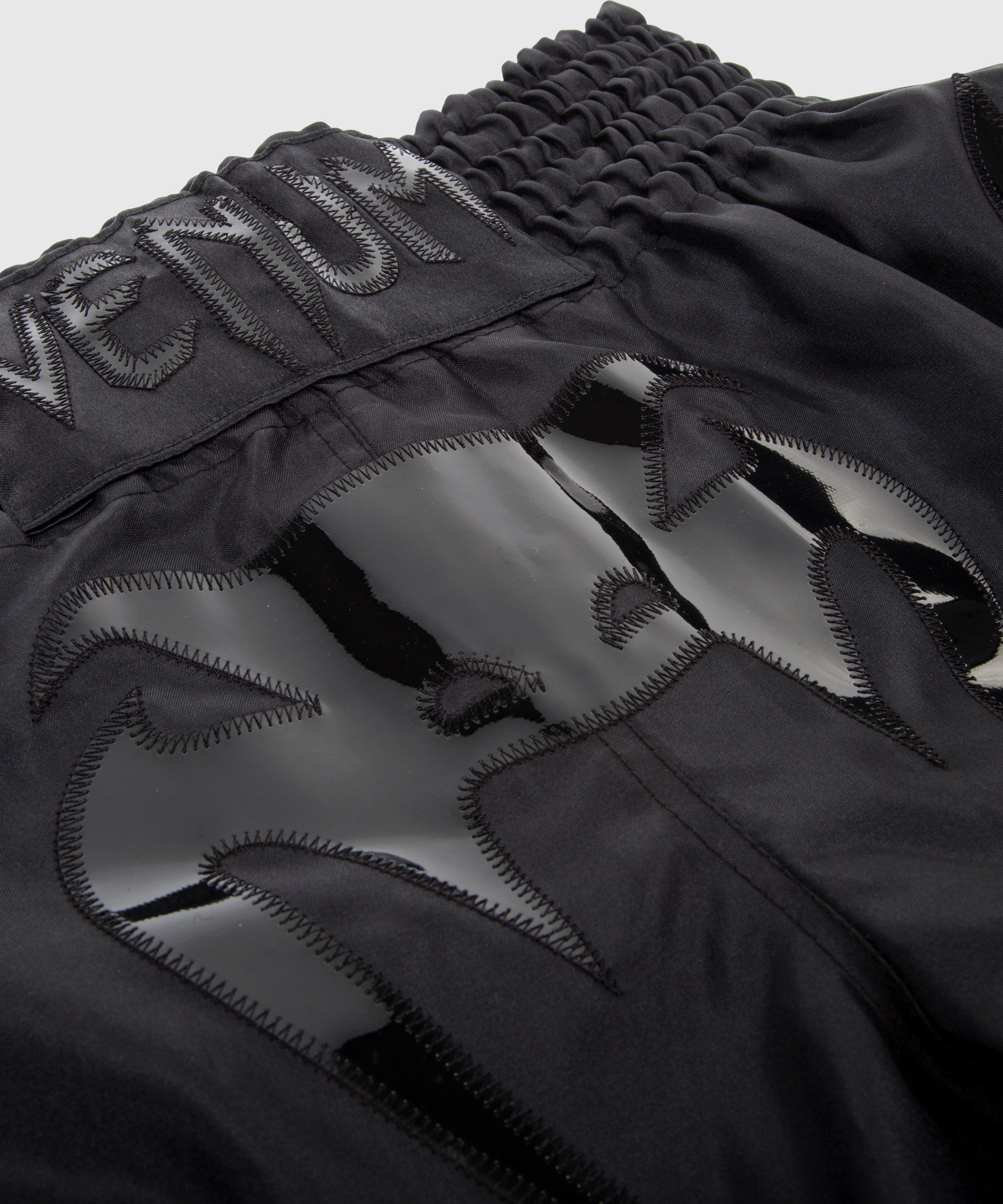 venum-bangkok-inferno-muay-thai-shorts-matt-schwarz image 3