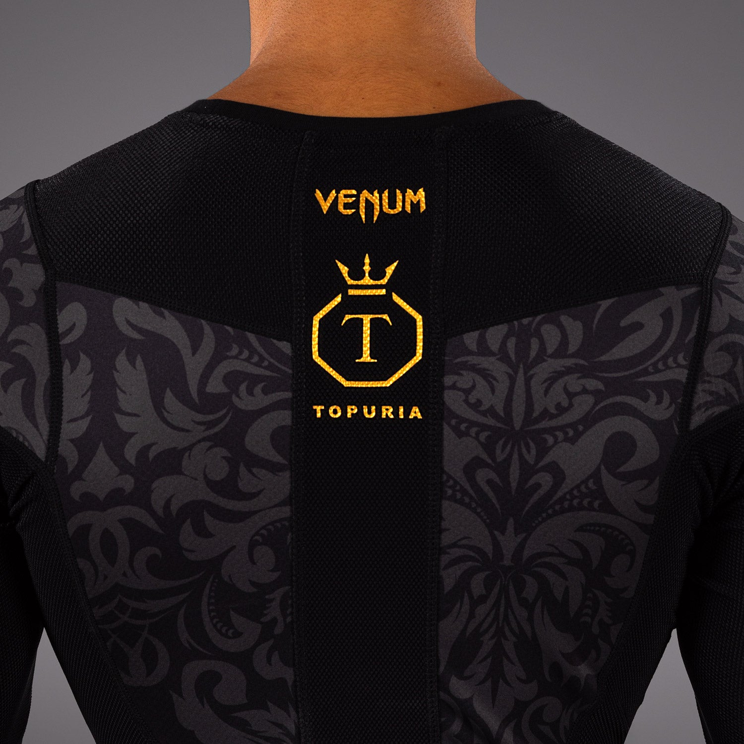 venum-x-topuria-unmatched-edition-langarm-rashguard-herren-schwarz-gold image 5