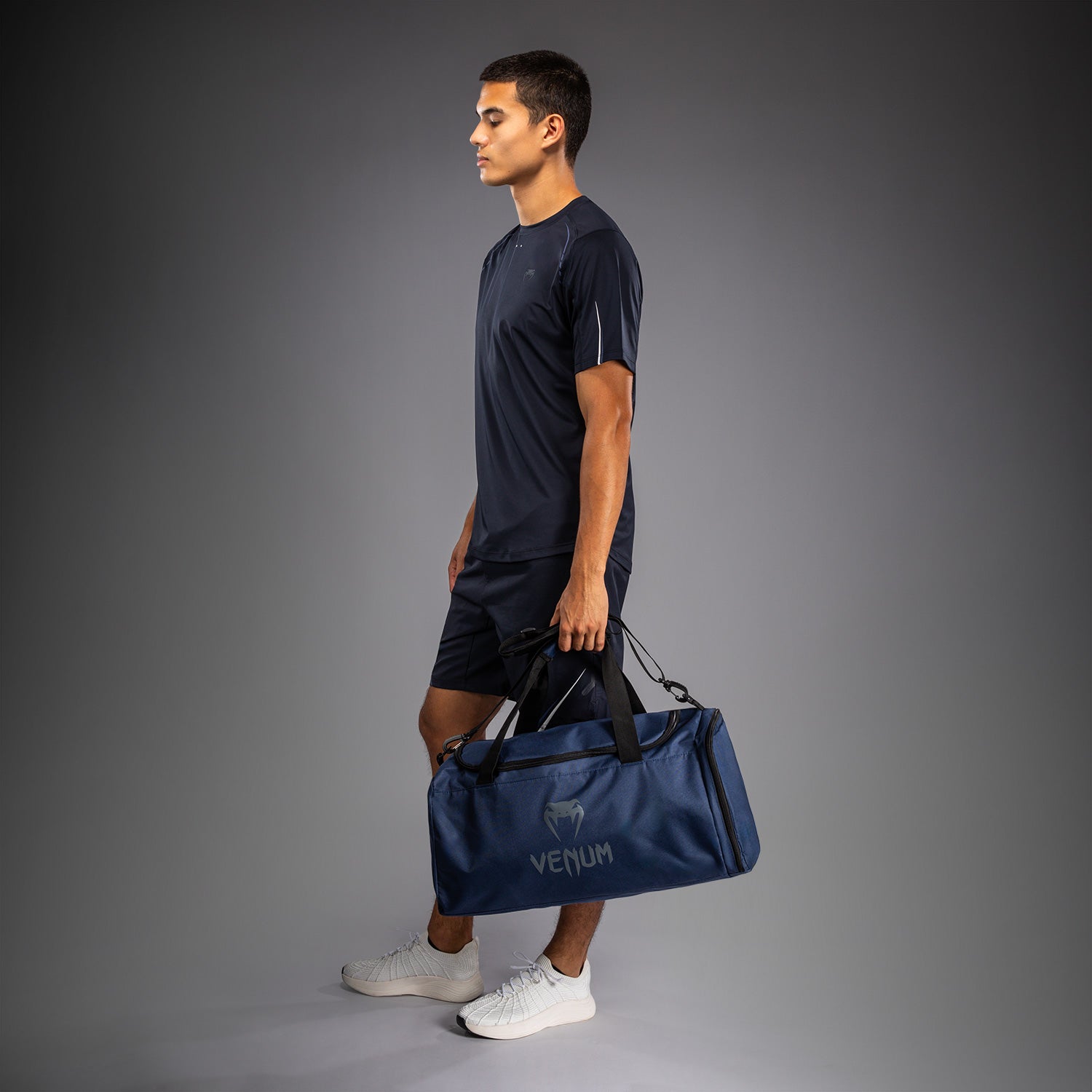 venum-essential-sporttasche-37-l-duffle-marineblau image 8