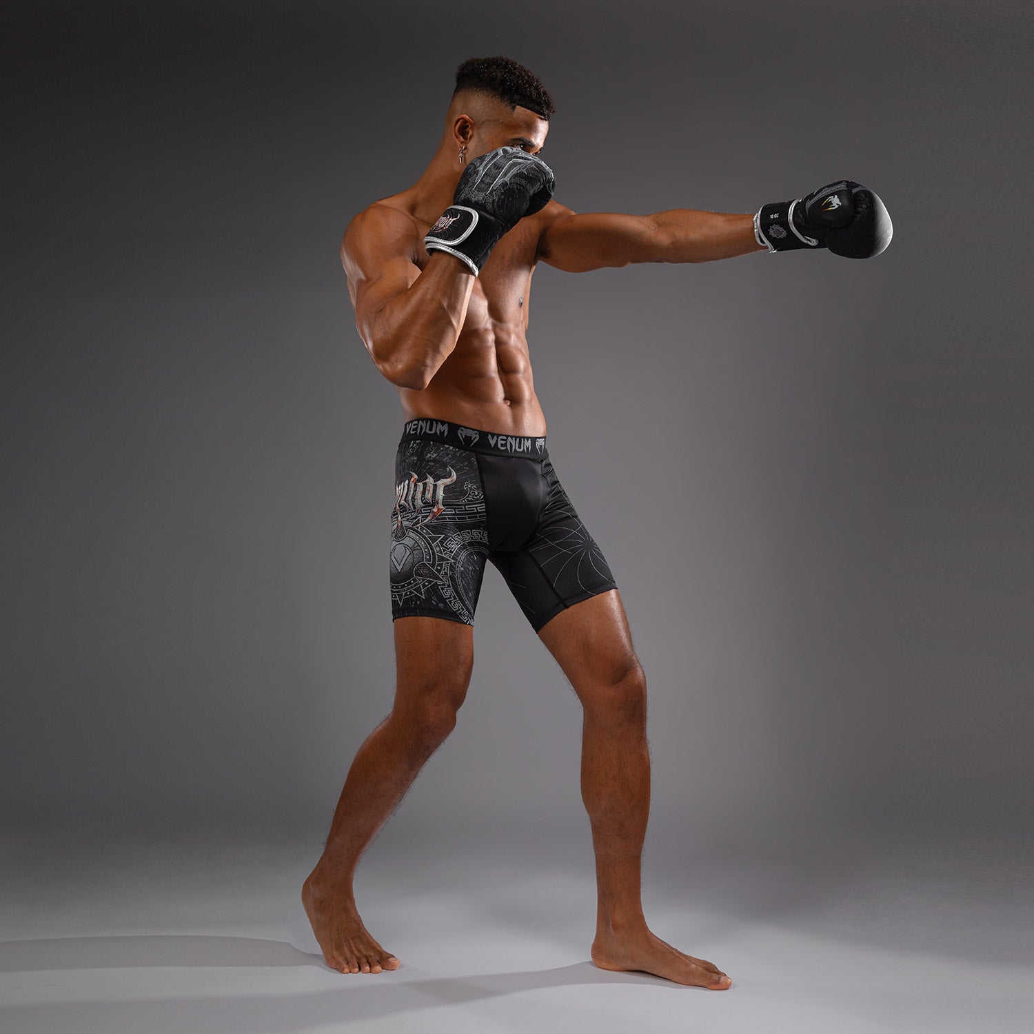 venum-gladiator-5-0-vale-tudo-shorts-herren-schwarz-silber image 7