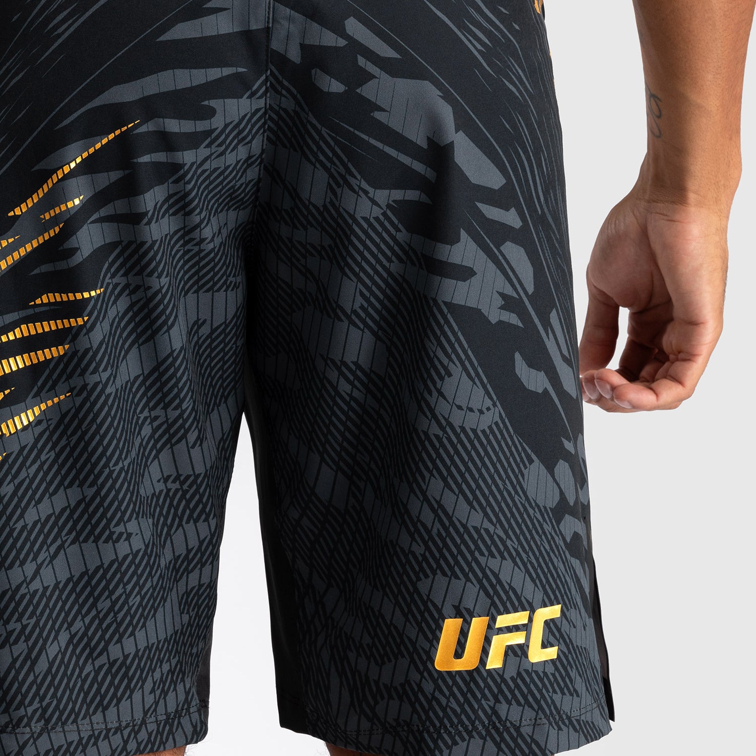 venum-ufc-fusion-authentic-fight-night-fight-short-herren-long-fit-champion-gold image 6