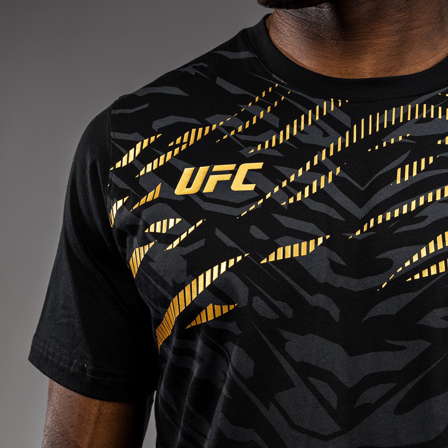 venum-ufc-fusion-replica-herren-t-shirt-kurzarm-champion-schwarz-gold image 7