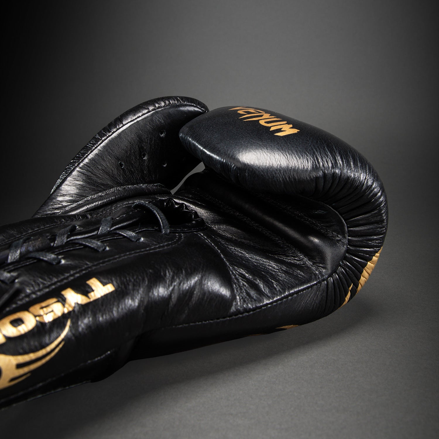 venum-giant-2-0-mike-tyson-pro-boxhandschuhe-schn-rsenkel-schwarz-gold-inkl-tasc image 3