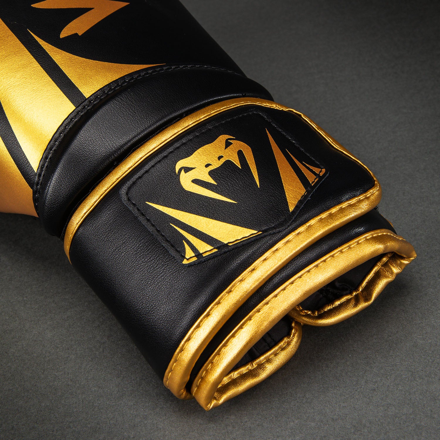 venum-challenger-2-5-boxhandschuhe-schwarz-gold image 4