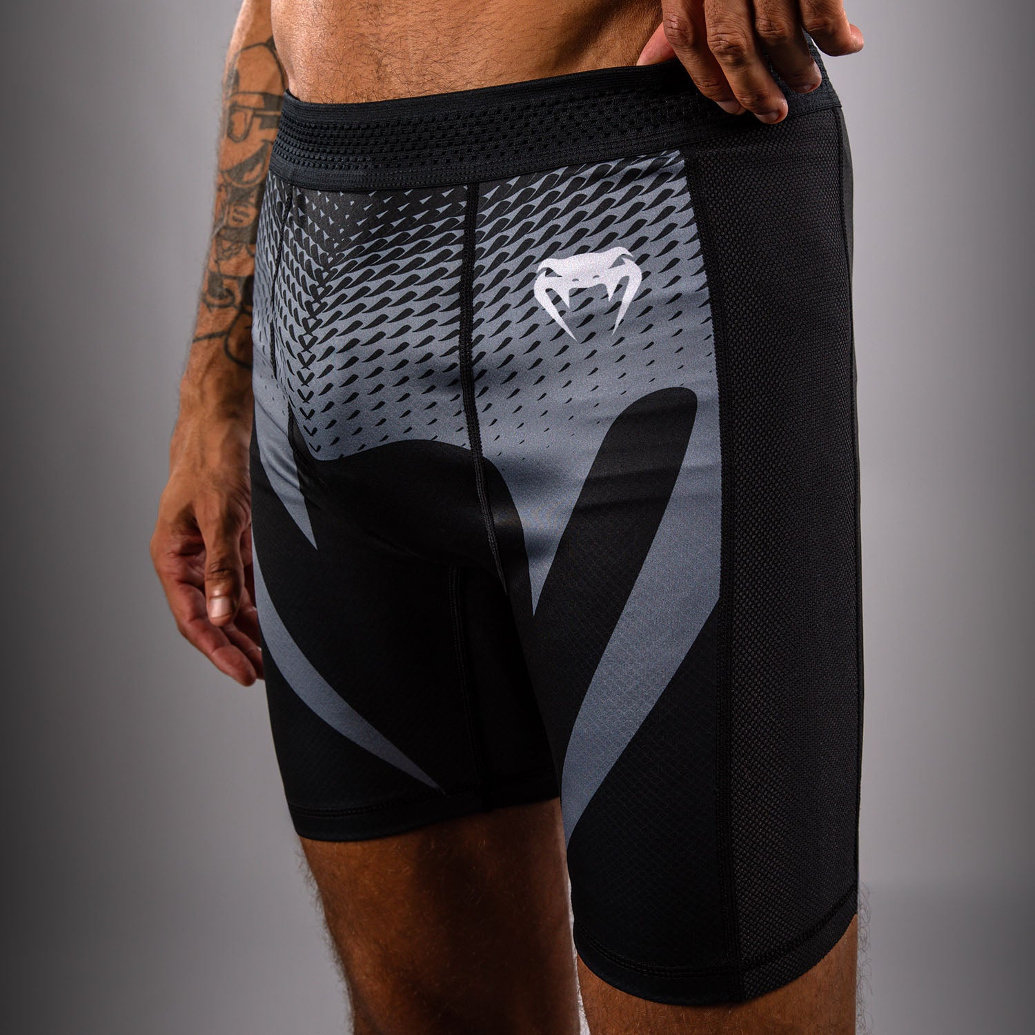 venum-no-gi-vale-tudo-shorts-schwarz-silbergrau-herren-ibjjf-compression-shorts image 6