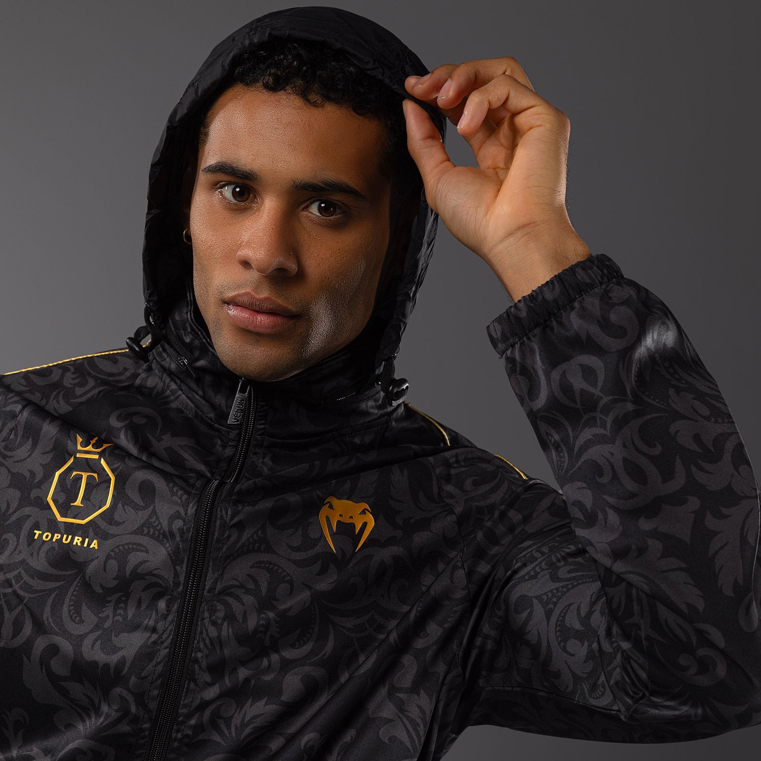 venum-x-topuria-unmatched-edition-track-jacket-herren-schwarz-gold image 7