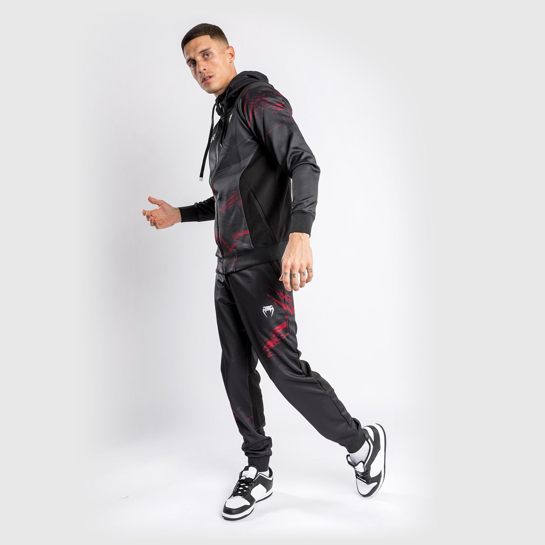 venum-ufc-authentic-fight-week-2-0-herren-zipped-sweatshirt-schwarz-rot image 3