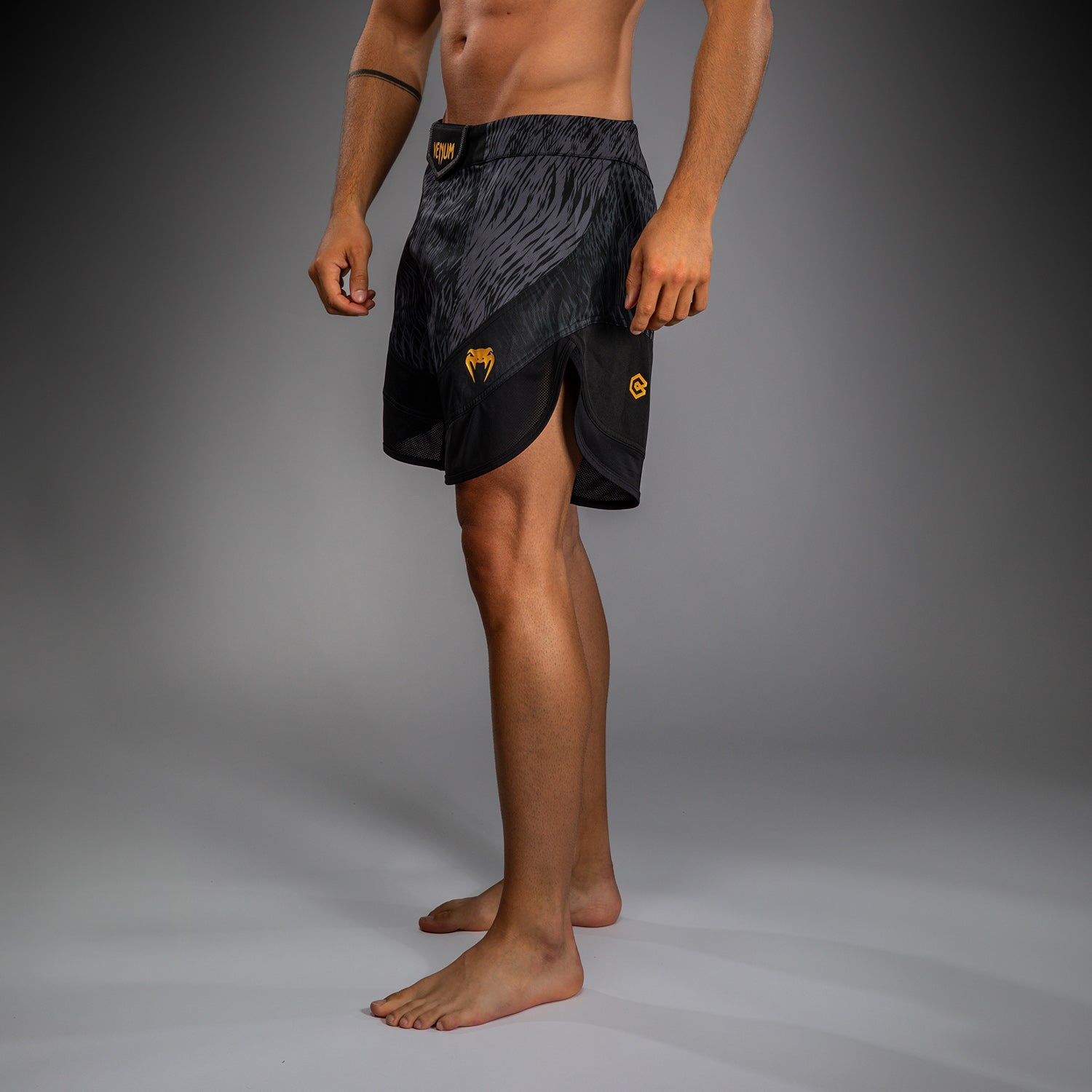 venum-x-chimaev-fightshorts-schwarz-grau image 5