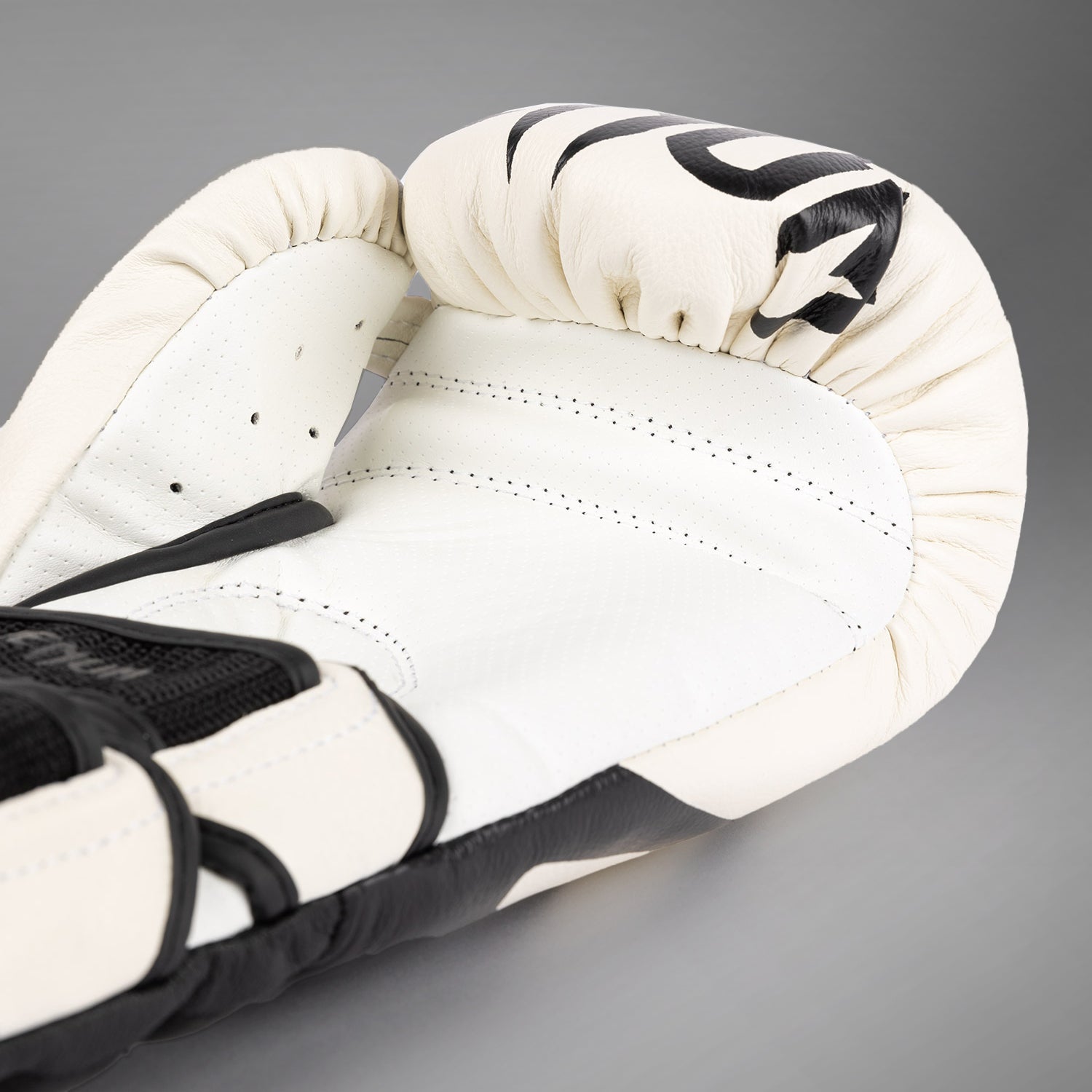 venum-reverso-boxhandschuhe-schnee-wei-schwarz-aus-leder image 6