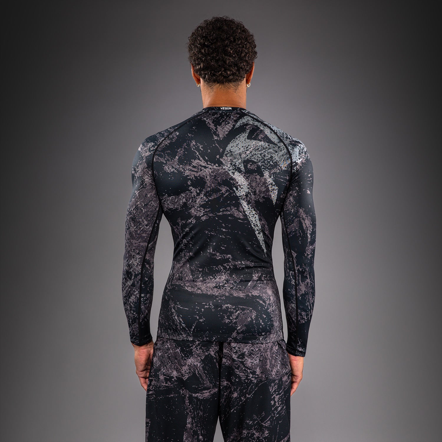 venum-rage-workout-langarm-rashguard-schwarz-grau image 3