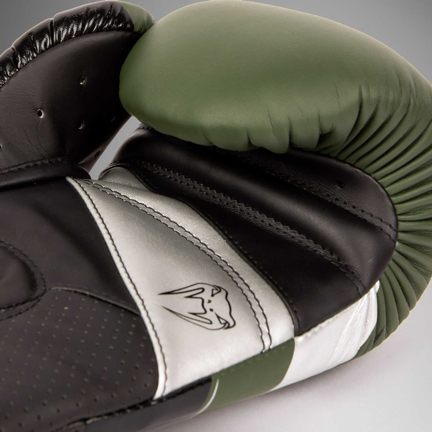 venum-elite-evo-boxhandschuhe-khaki-silber image 5