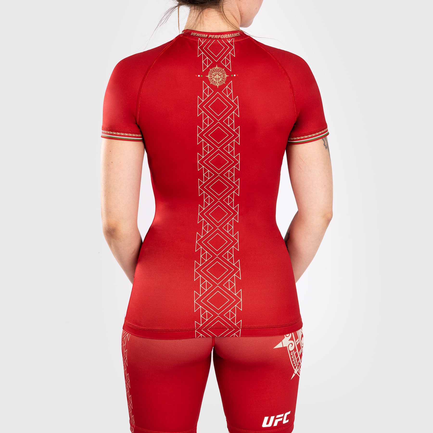 venum-noche-ufc-authentic-fight-night-damen-rashguard-kurzarm-rot image 2