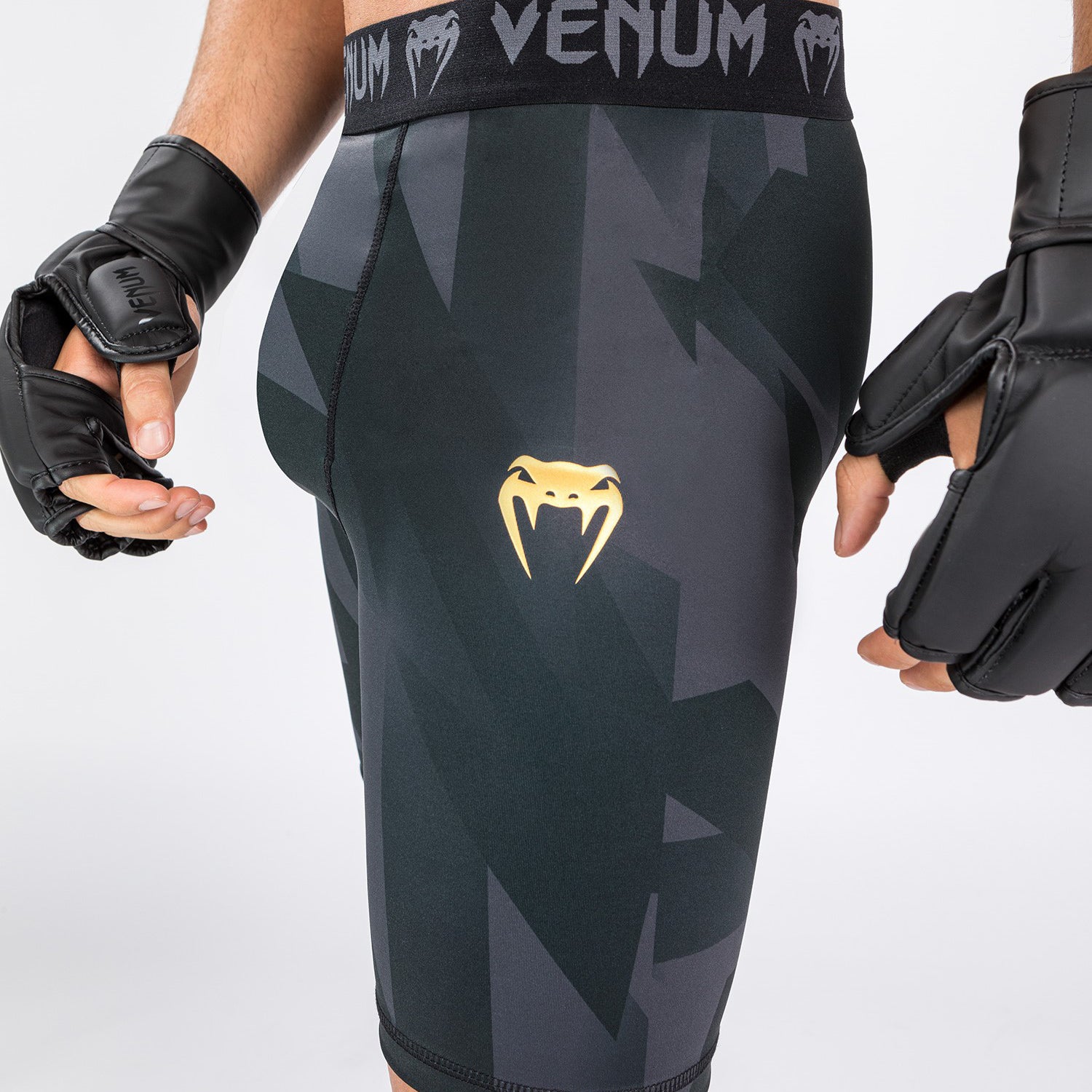 vale-tudo-venum-razor-shorts-herren-schwarz-gold image 5