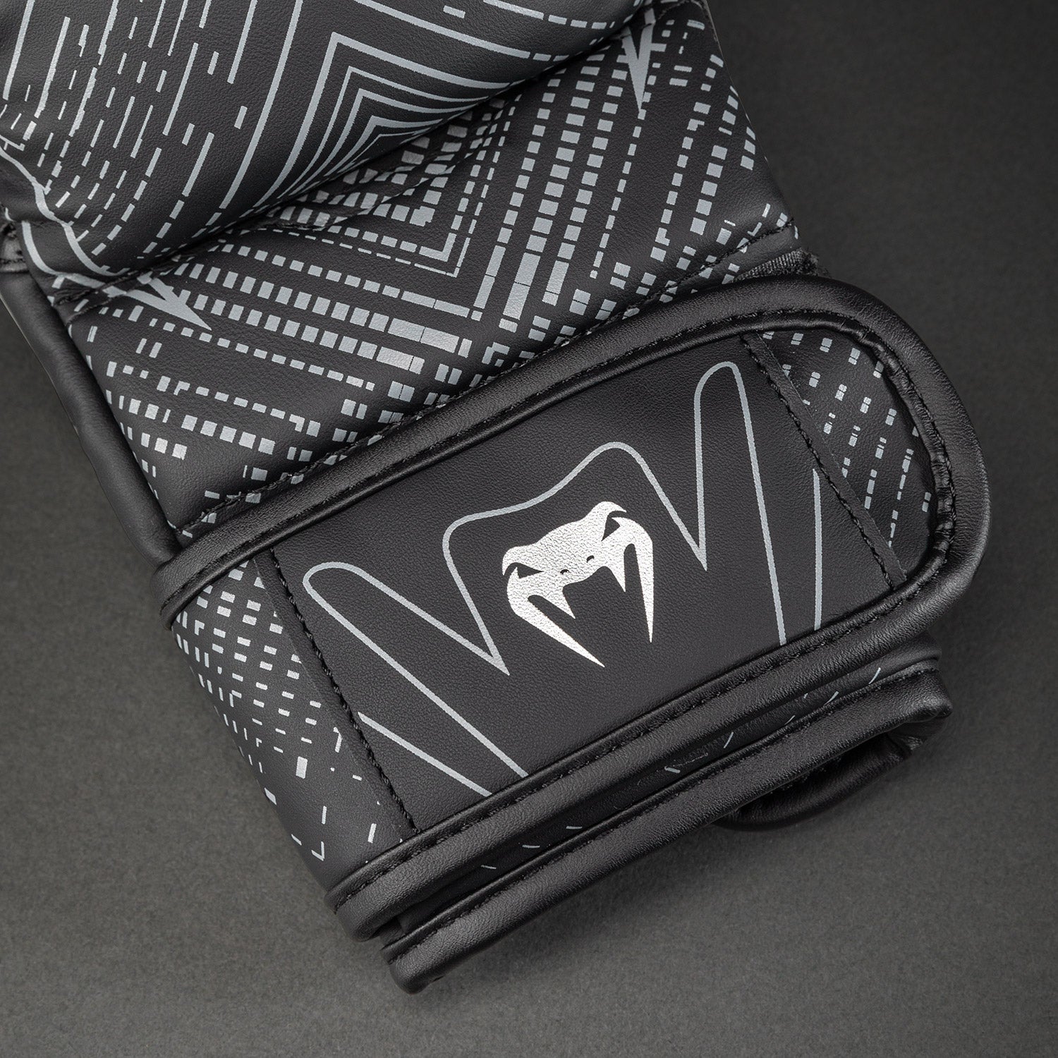 venum-midnight-fury-sparring-handschuhe-schwarz-grau-silber image 3