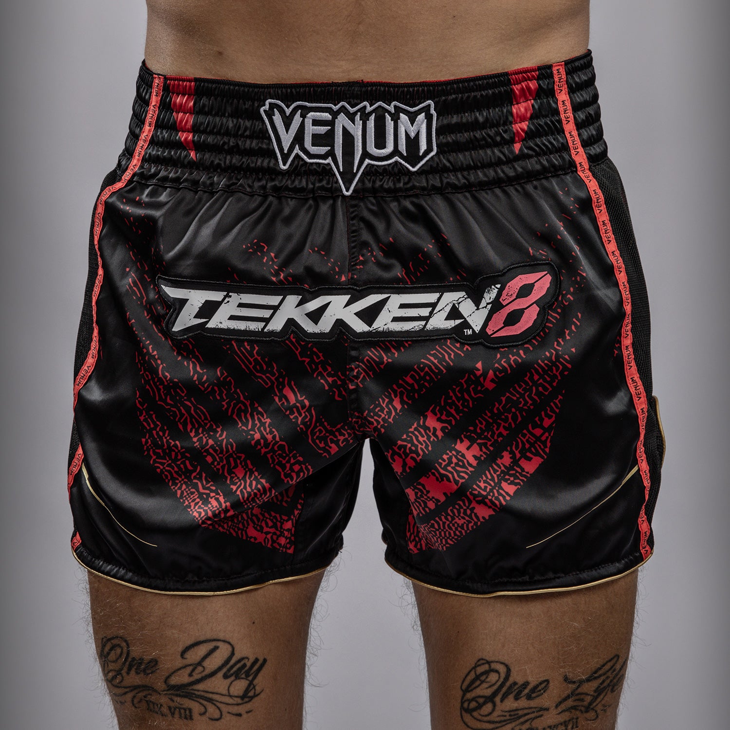 venum-x-tekken-8-marshall-law-muay-thai-shorts-schwarz-rot-gold image 5