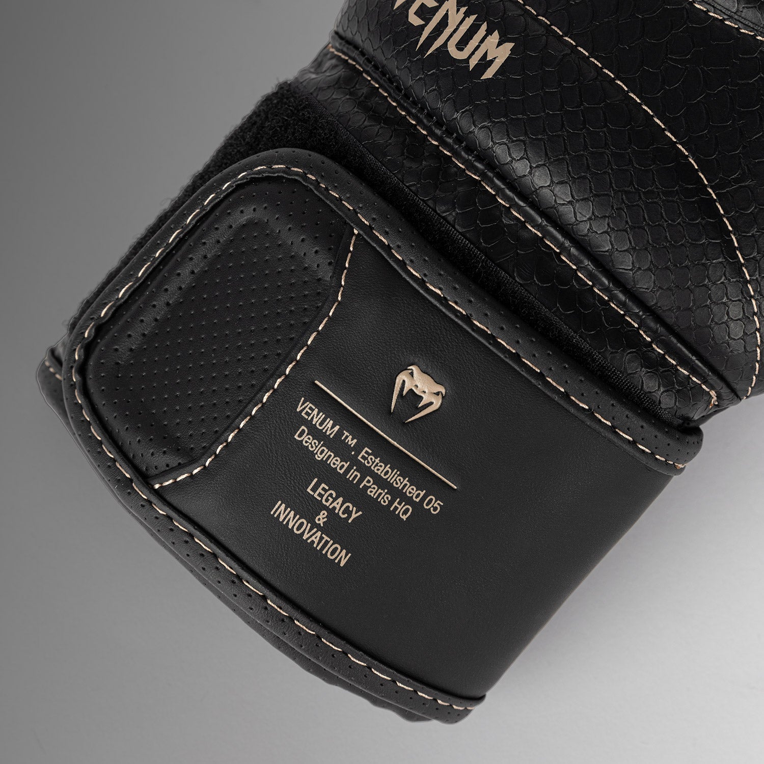 venum-impact-evo-scales-boxhandschuhe-schwarz image 7