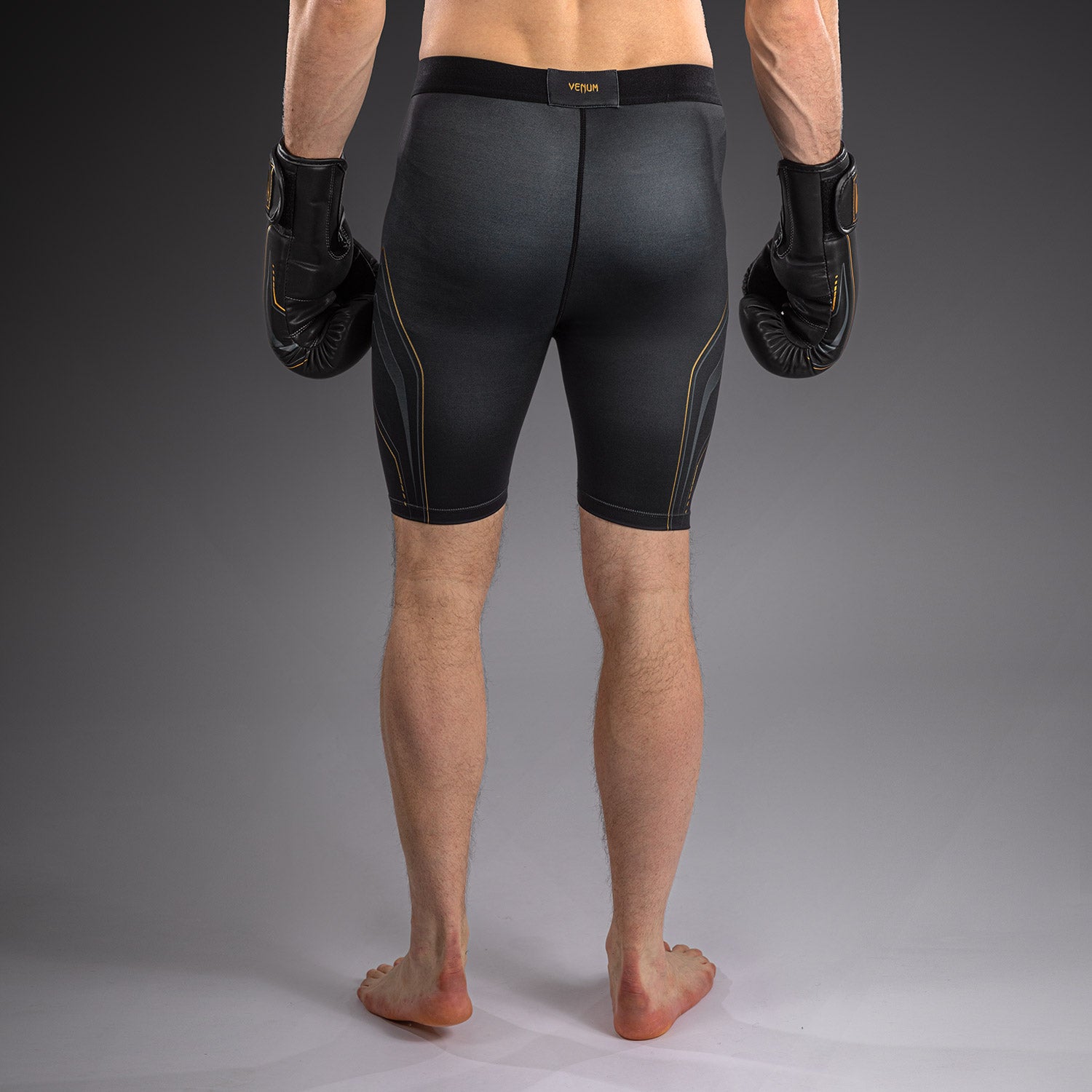 venum-streamline-kompressionsshort-schwarz-gold image 4