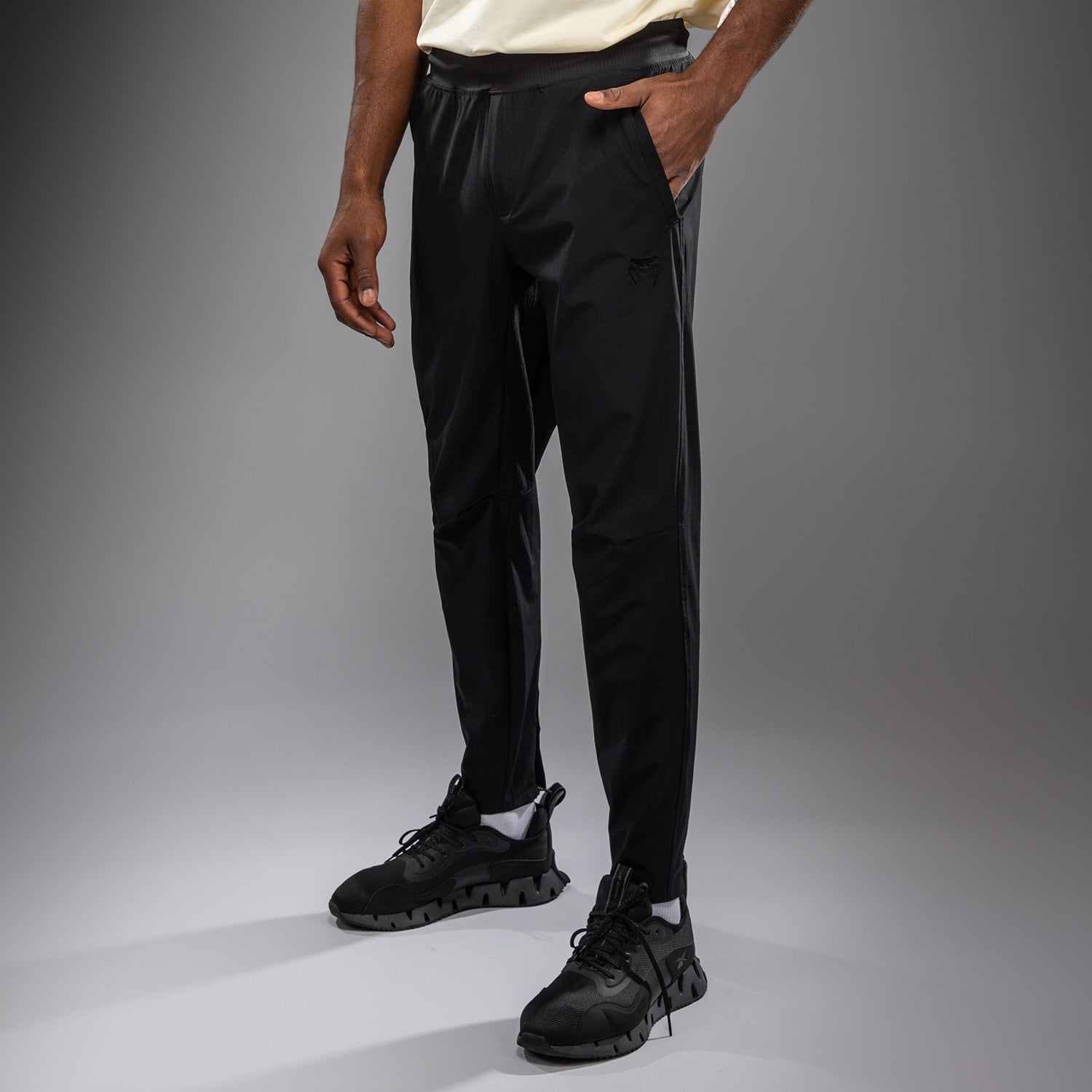 venum-fly-jogginghose-herren-tiefschwarz-leichte-lifestyle-hose image 2