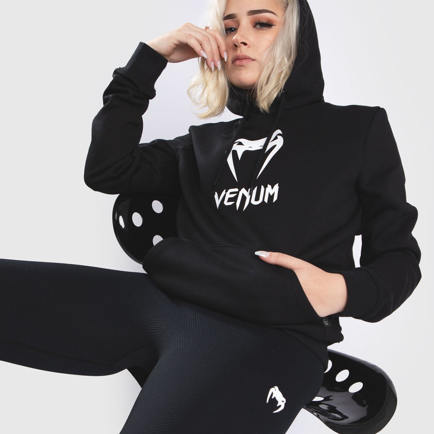 venum-classic-hooded-sweatshirt-damen-schwarz image 2