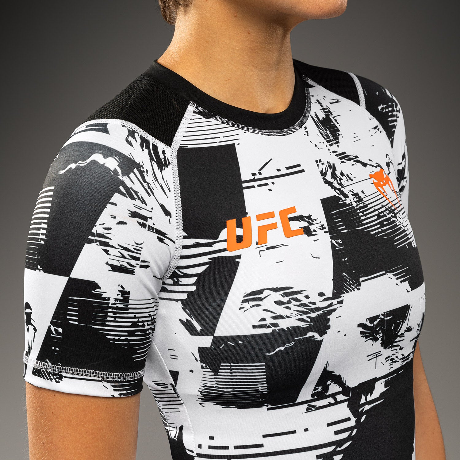 ufc-zenith-by-venum-authentic-fight-week-performance-kurzarm-rashguard-damen-wei image 5