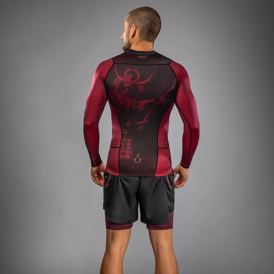 venum-x-assassin-s-creed-shadows-herren-langarm-rashguard-burgunder-schwarz image 1